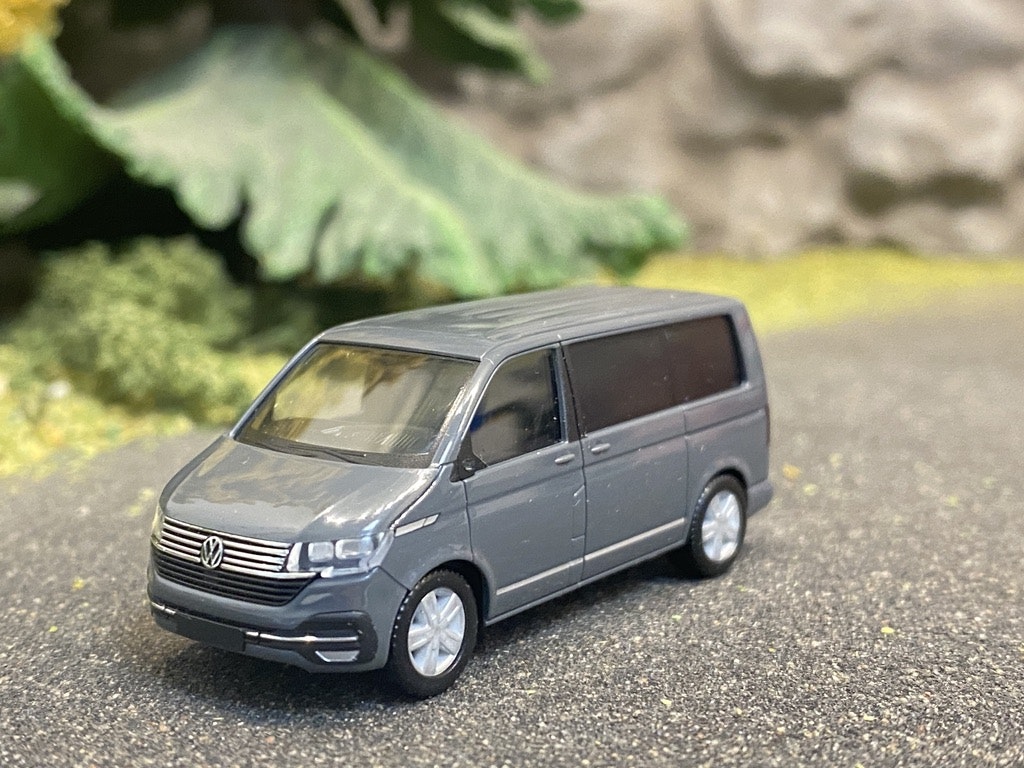 Skala 1/87 H0, Volkswagen T6.1 buss, Mörk grå från HERPA