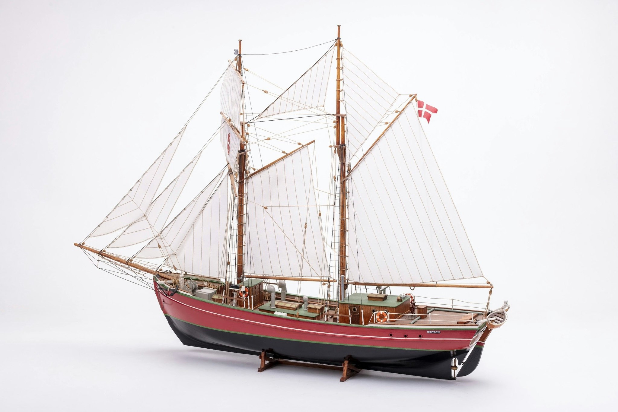 Scale 1/50 Construction model of BB578 Little Dan with Wooden Hull - from Billing Boats