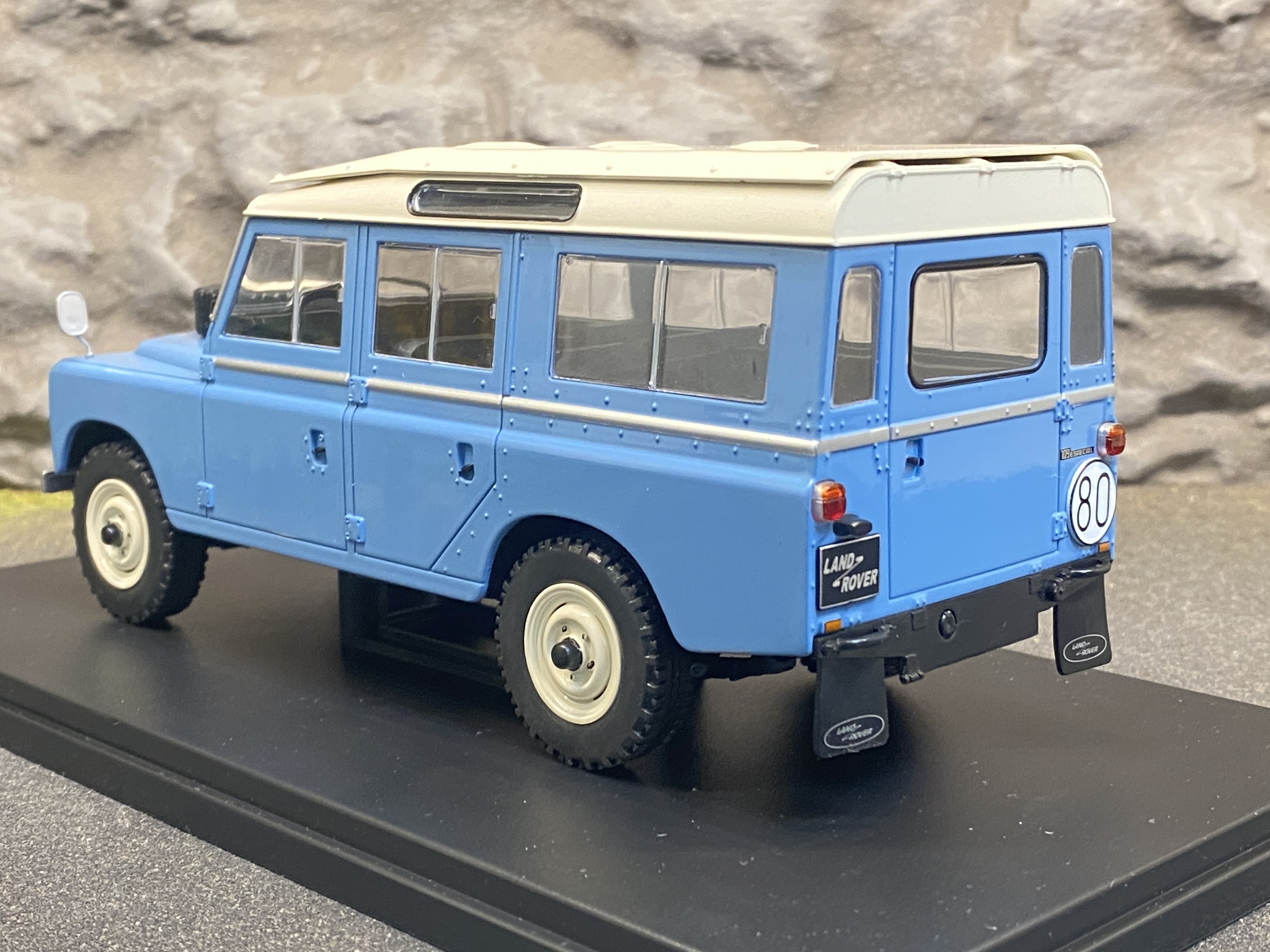 Skala 1/24 Land Rover Series III 109, Blå med vitt tak från WhiteBox