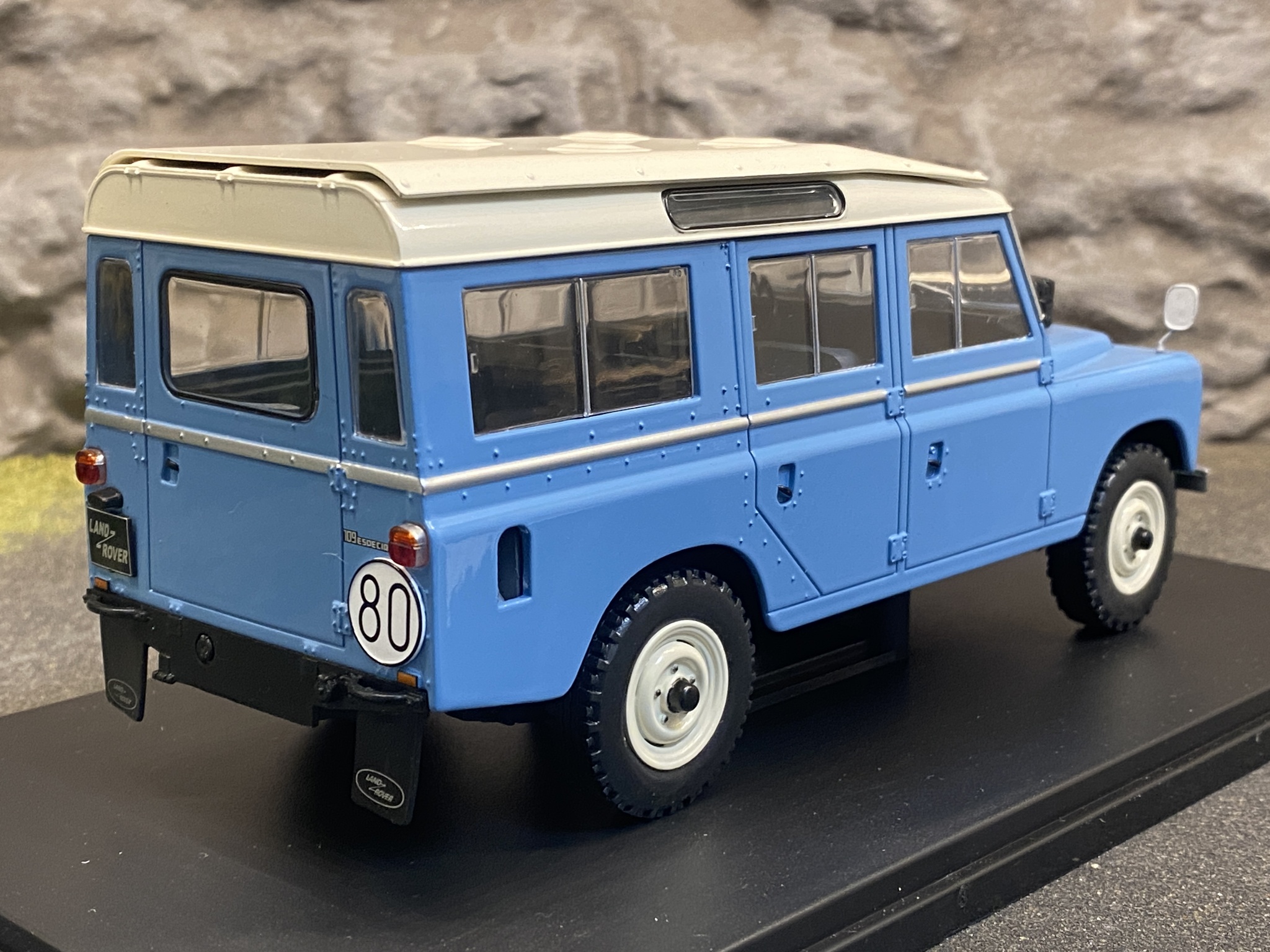 Skala 1/24 Land Rover Series III 109, Blå med vitt tak från WhiteBox