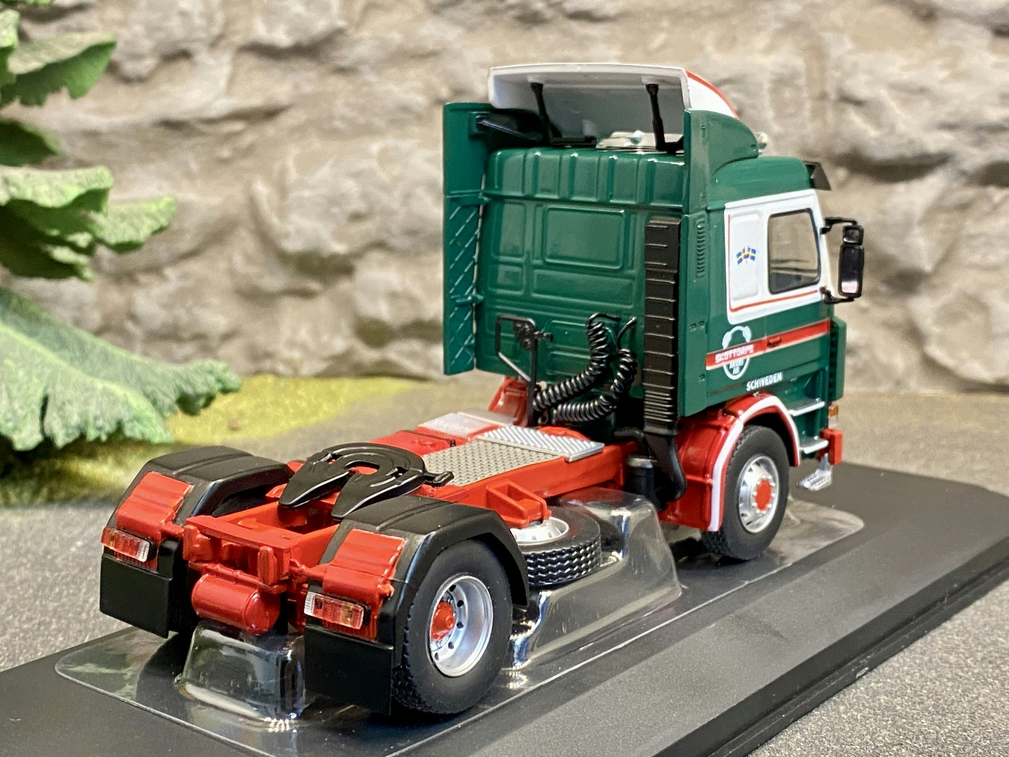 Skala 1/43 Scania 142 M, Green/white/red fr IXO Models