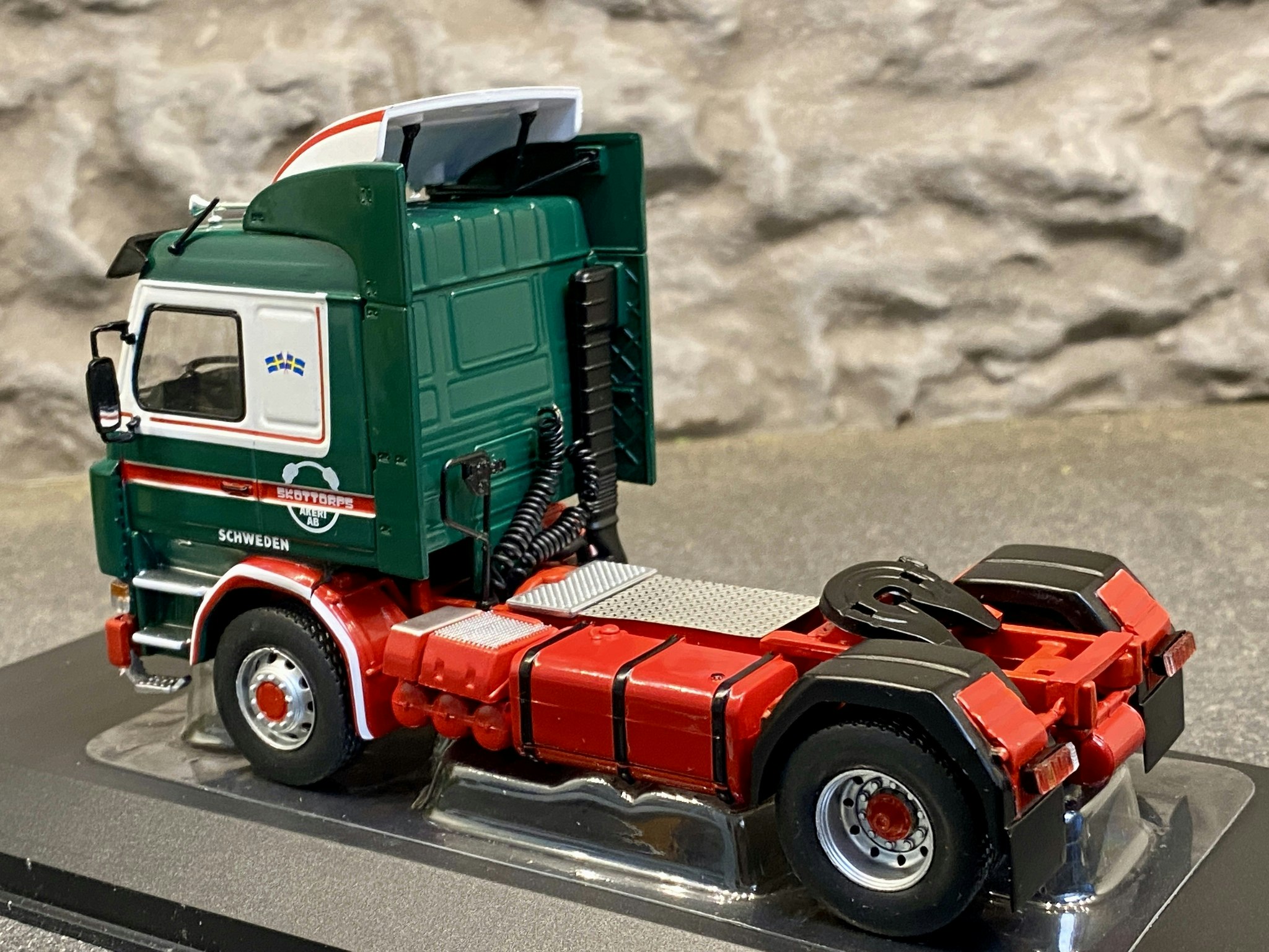 Skala 1/43 Scania 142 M, Green/white/red fr IXO Models