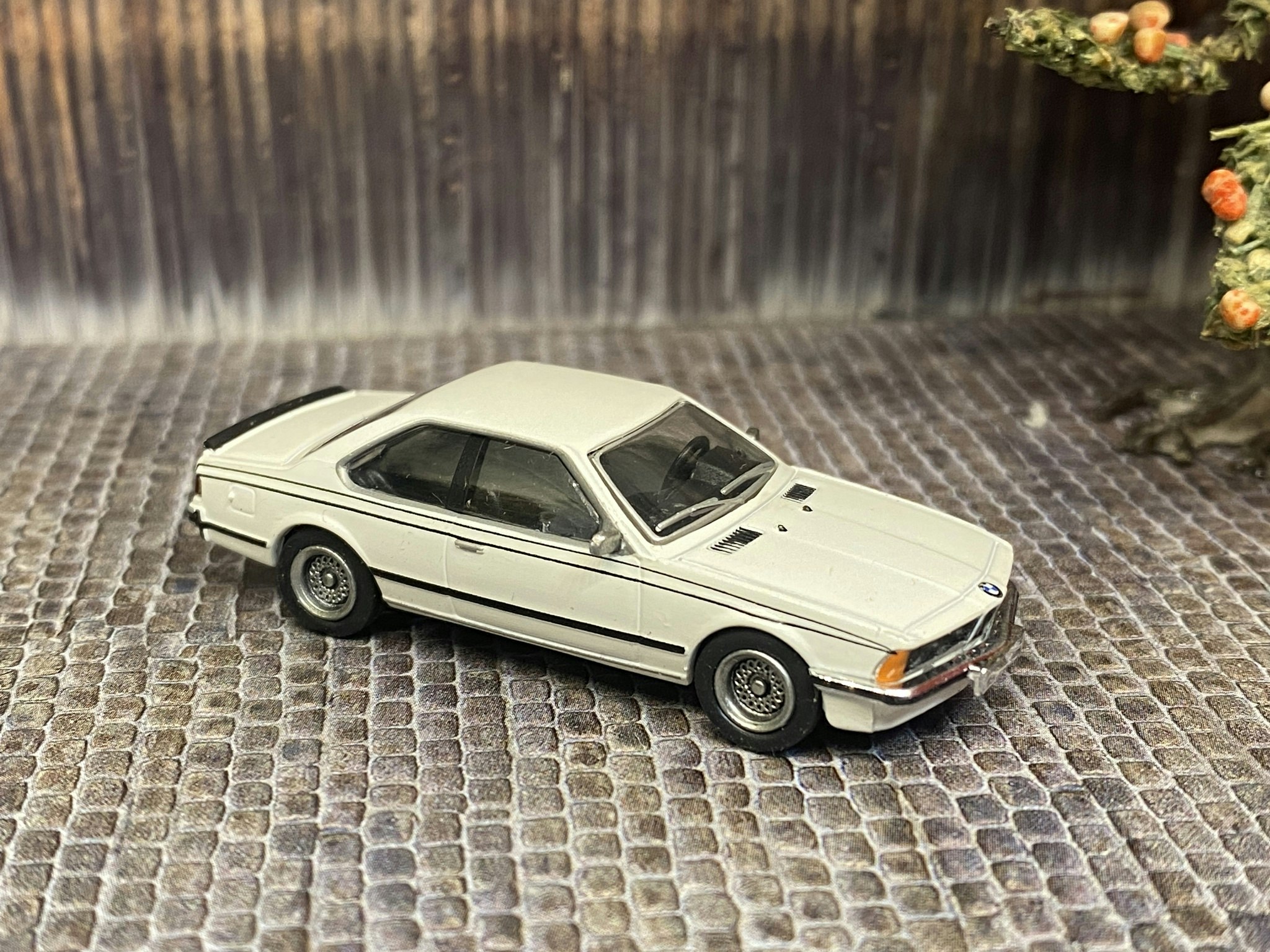 Skala 1/87 - BMW 635i, white/vit fr Brekina