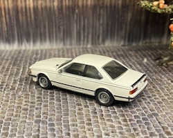 Skala 1/87 - BMW 635i, white/vit fr Brekina