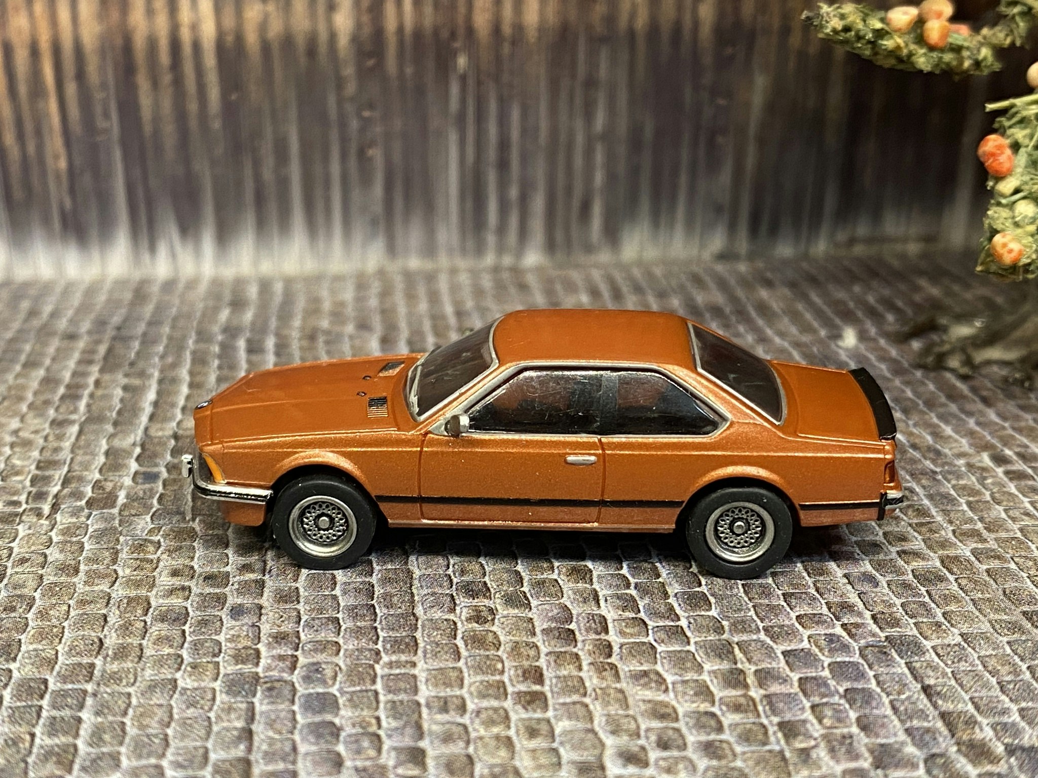 Skala 1/87 - BMW 635i, Orange metallic (koppar) fr Brekina