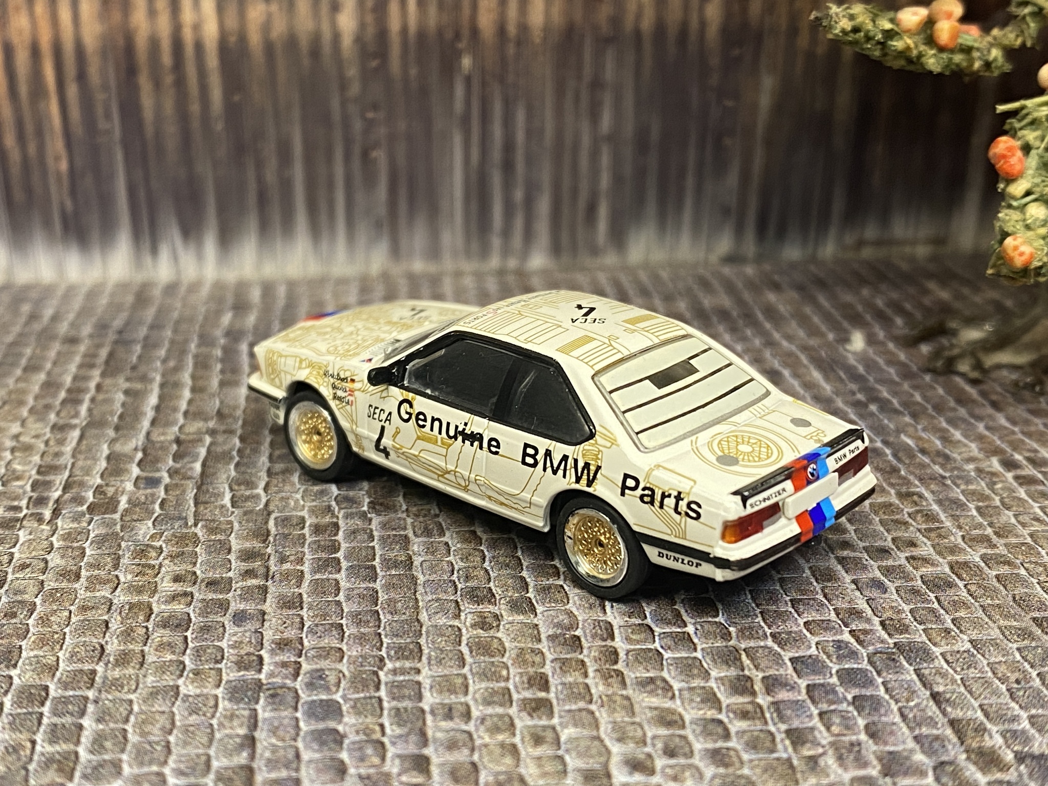 Skala 1/87 - BMW 635i, "Genuine BMW Parts #4" fr Brekina