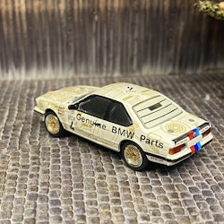 Skala 1/87 - BMW 635i, "Genuine BMW Parts #4" fr Brekina