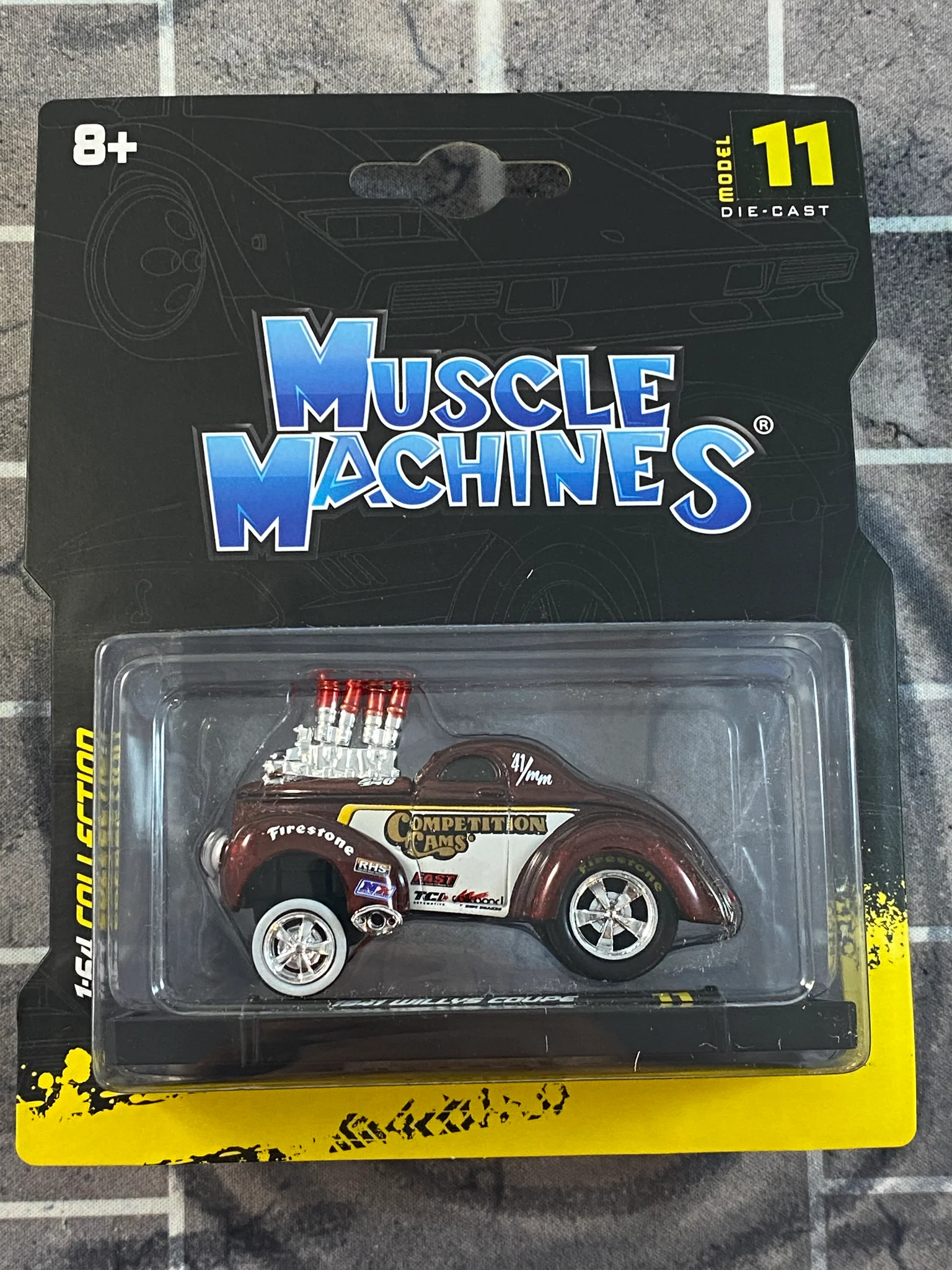Skala 1/64 Maisto Muscle Machines - 1941 Willys Coupe Gasser - bordeaux / white