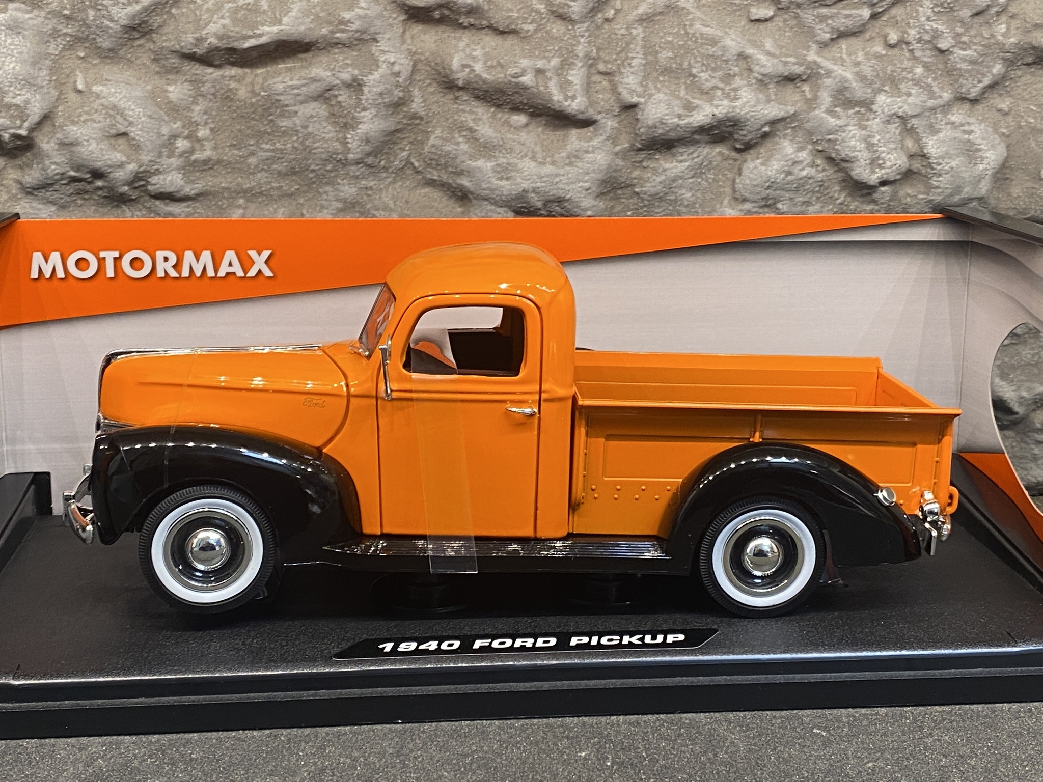 Skala 1/18 Ford Pickup 1940, Orange/black fr MotorMax
