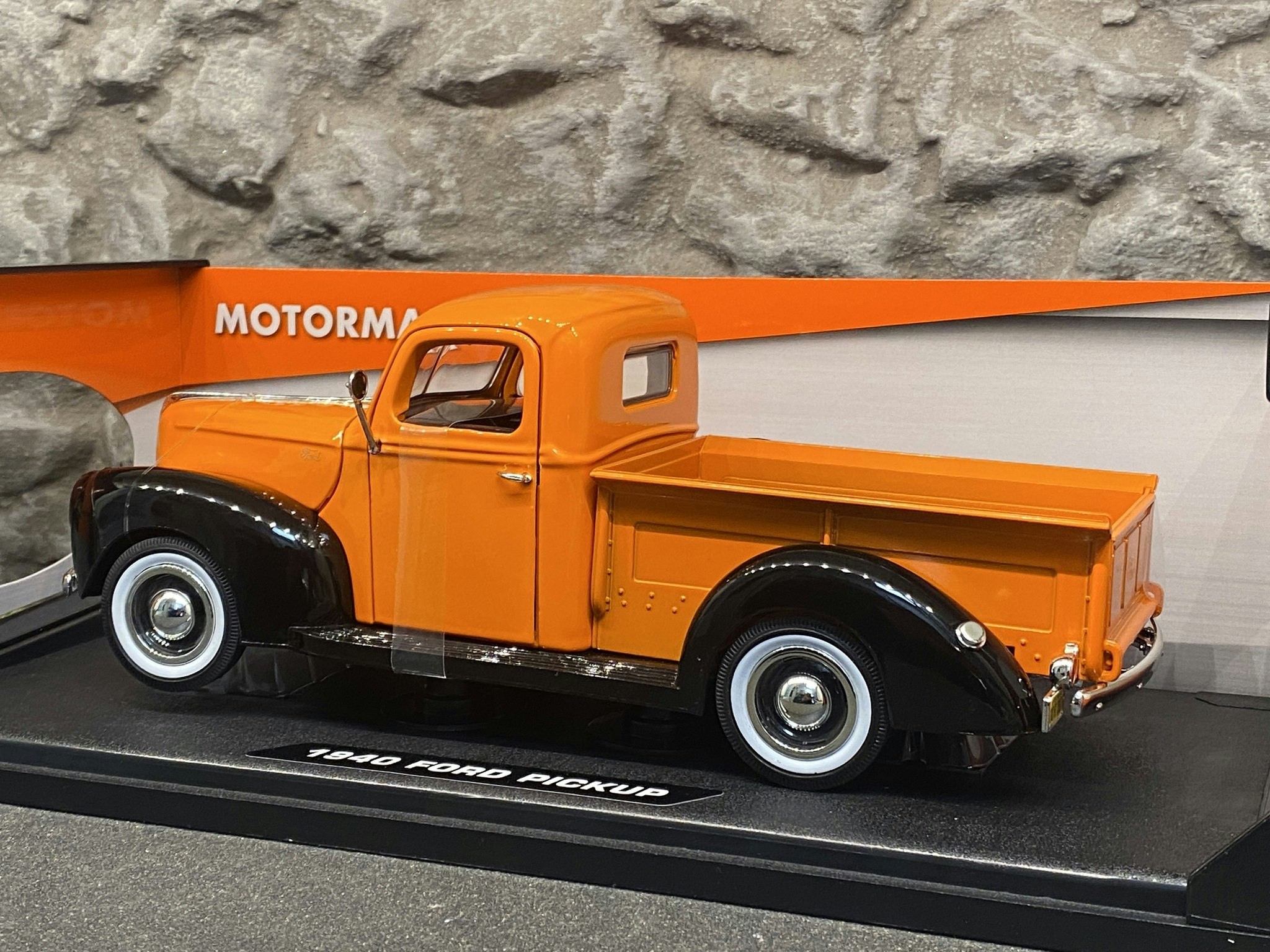 Skala 1/18 Ford Pickup 1940, Orange/black fr MotorMax