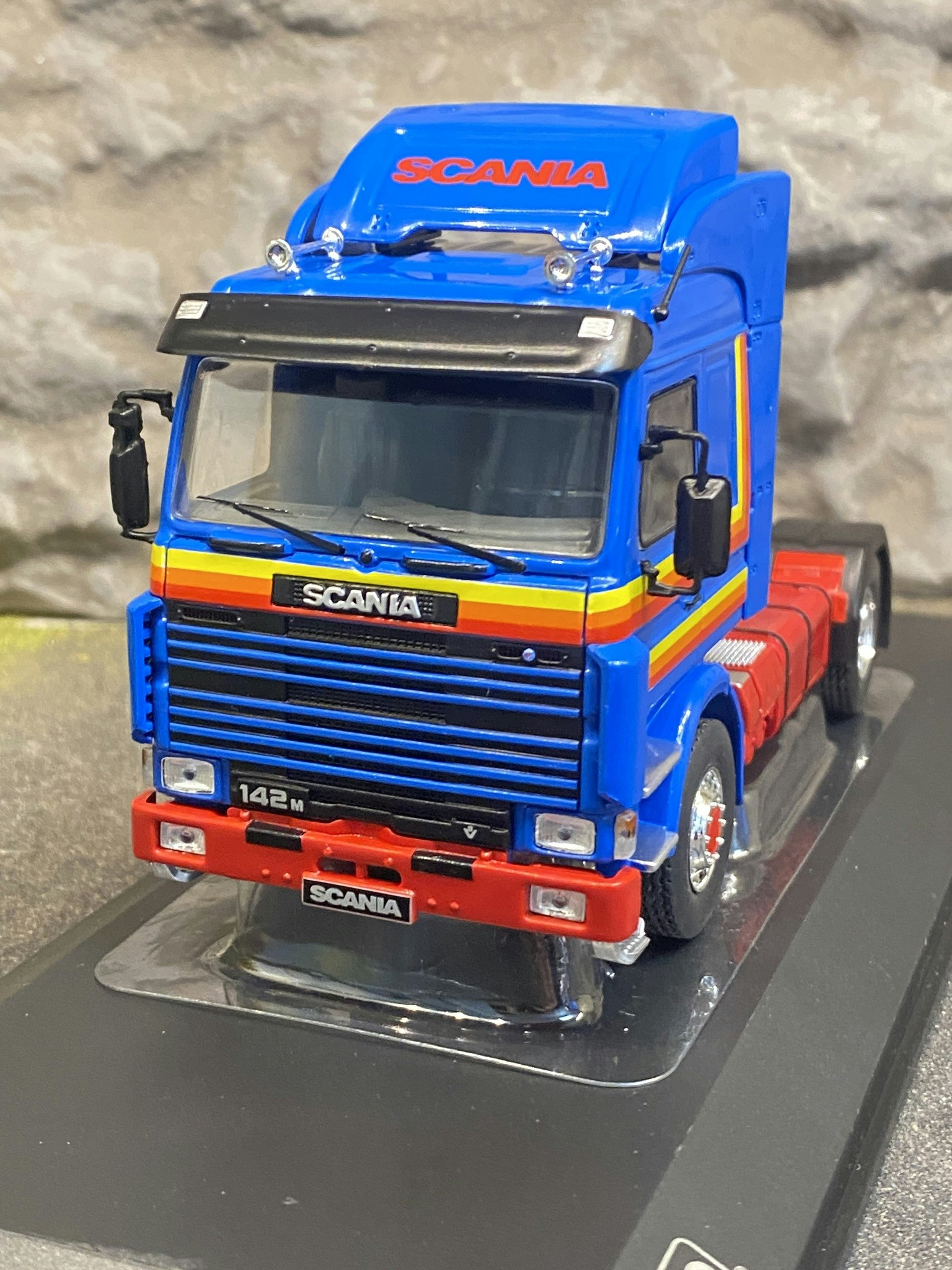 Skala 1/43 Scania 142M, Blue with stipes fr IXO Models