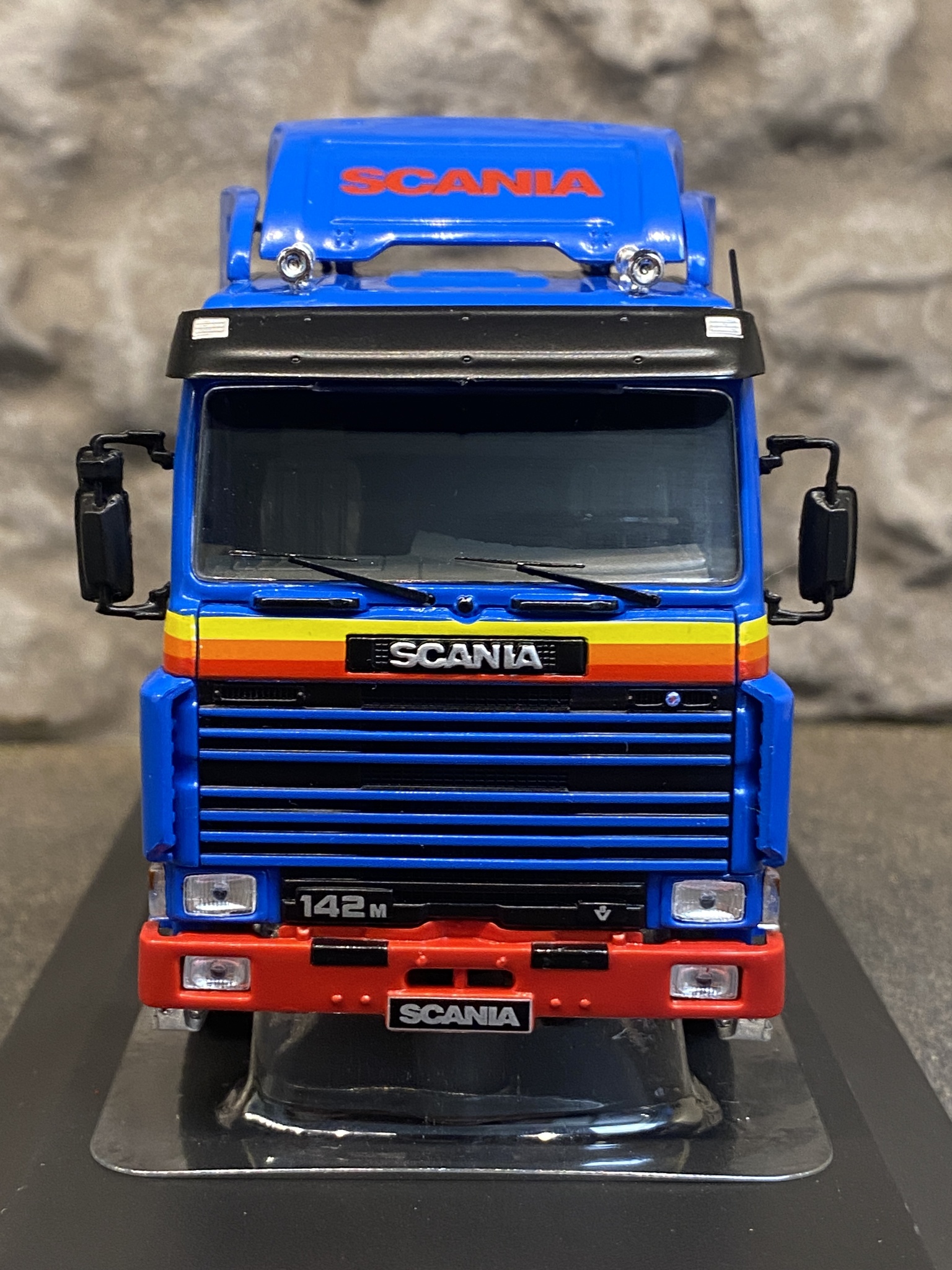 Skala 1/43 Scania 142M, Blue with stipes fr IXO Models