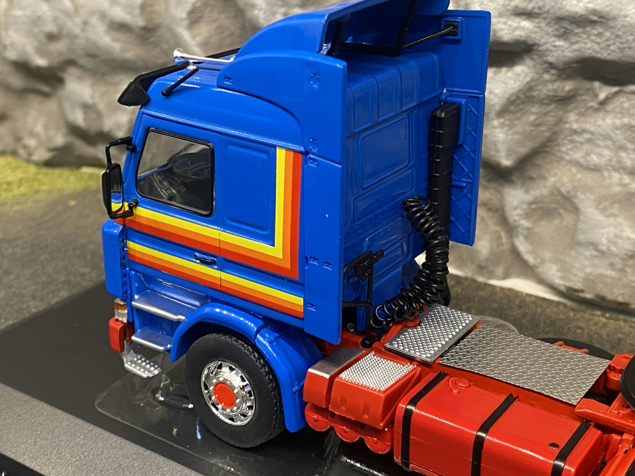 Skala 1/43 Scania 142M, Blue with stipes fr IXO Models