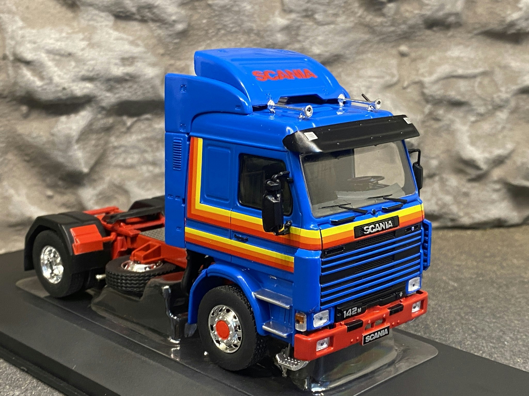 Skala 1/43 Scania 142M, Blue with stipes fr IXO Models