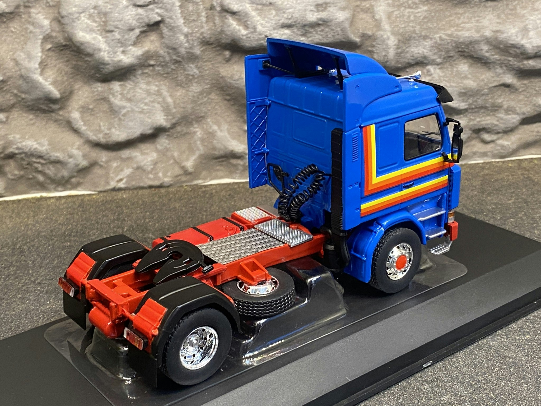 Skala 1/43 Scania 142M, Blue with stipes fr IXO Models