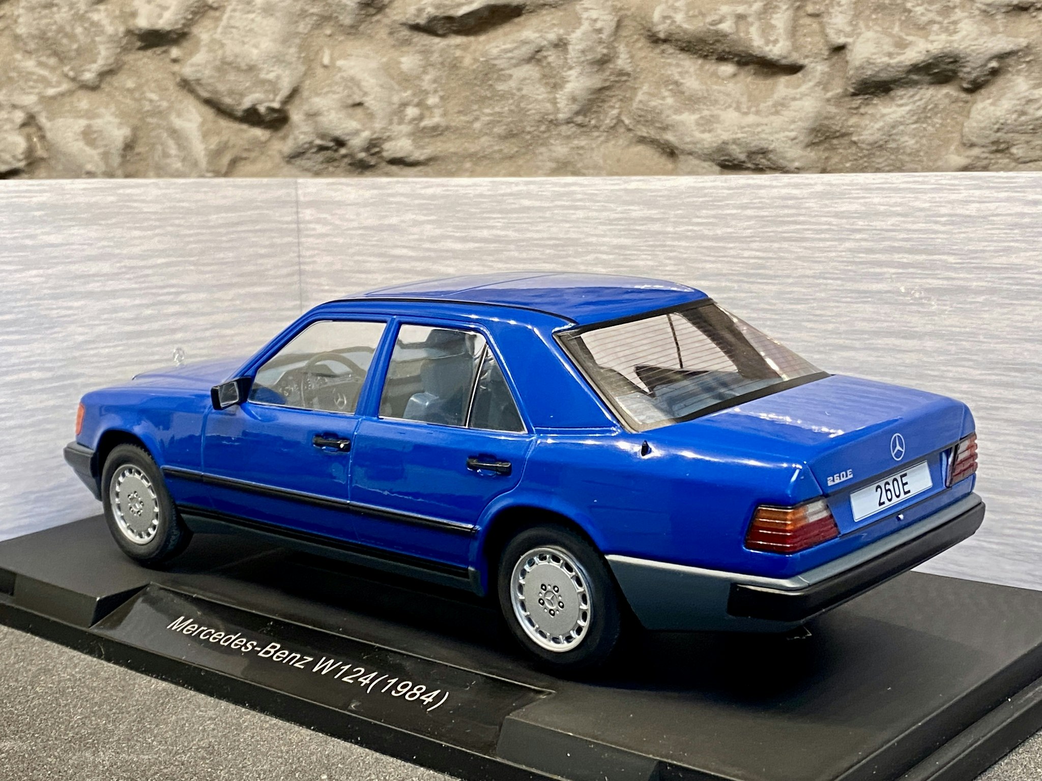 Skala 1/18 Mercedes-Benz 260 E (W124), blue fr MCG Model Car Group