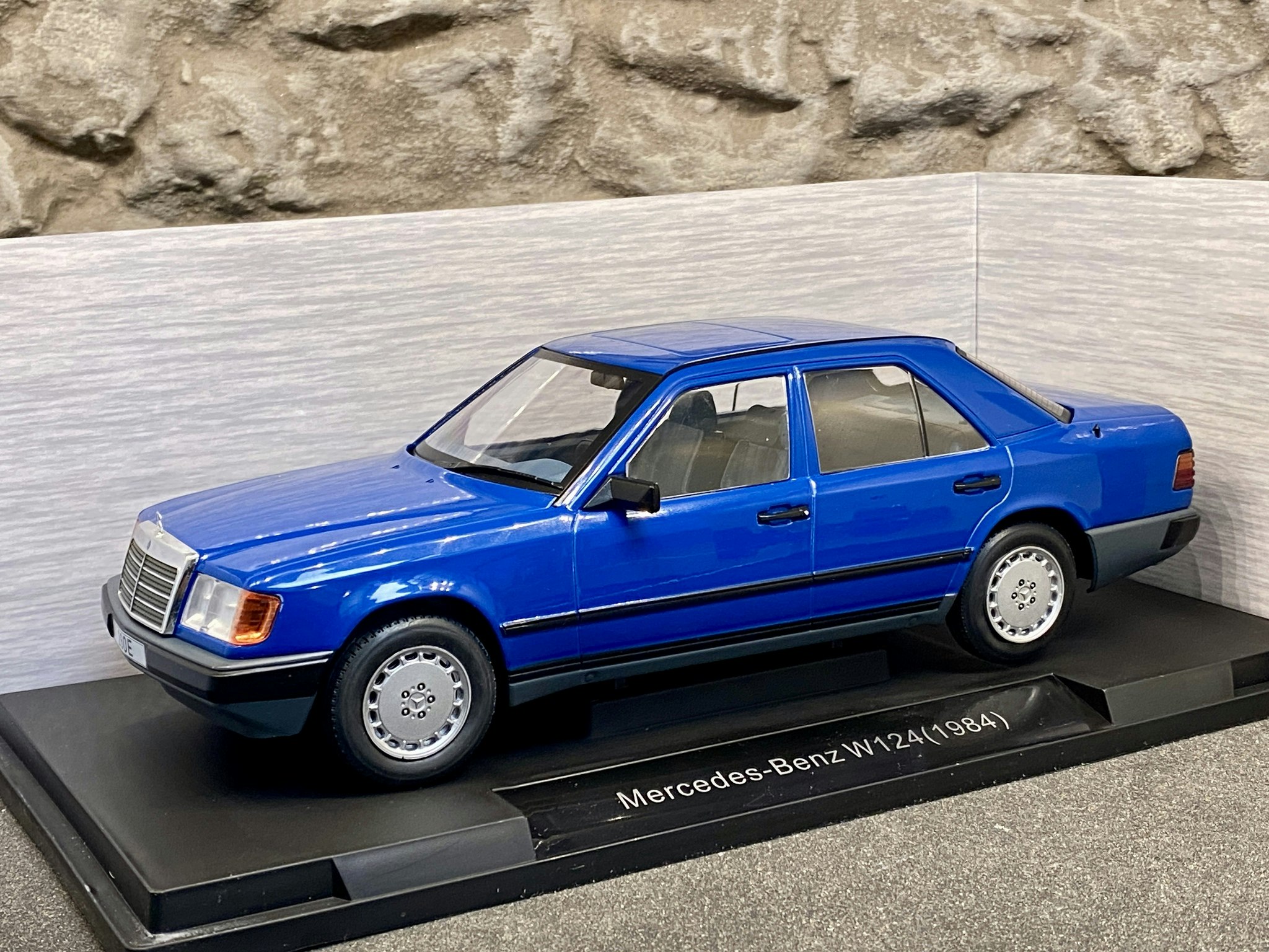 Skala 1/18 Mercedes-Benz 260 E (W124), blue fr MCG Model Car Group