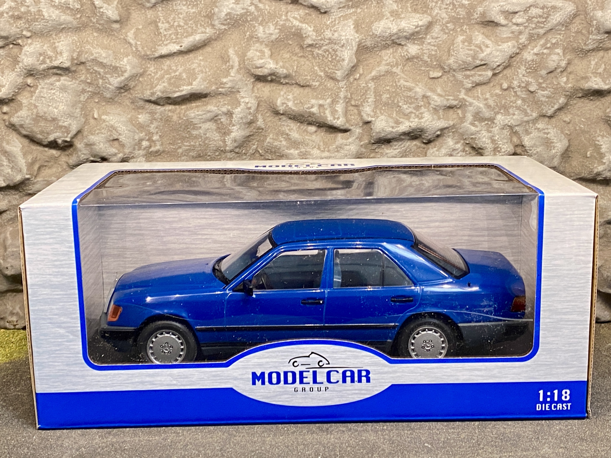 Skala 1/18 Mercedes-Benz 260 E (W124), blue fr MCG Model Car Group