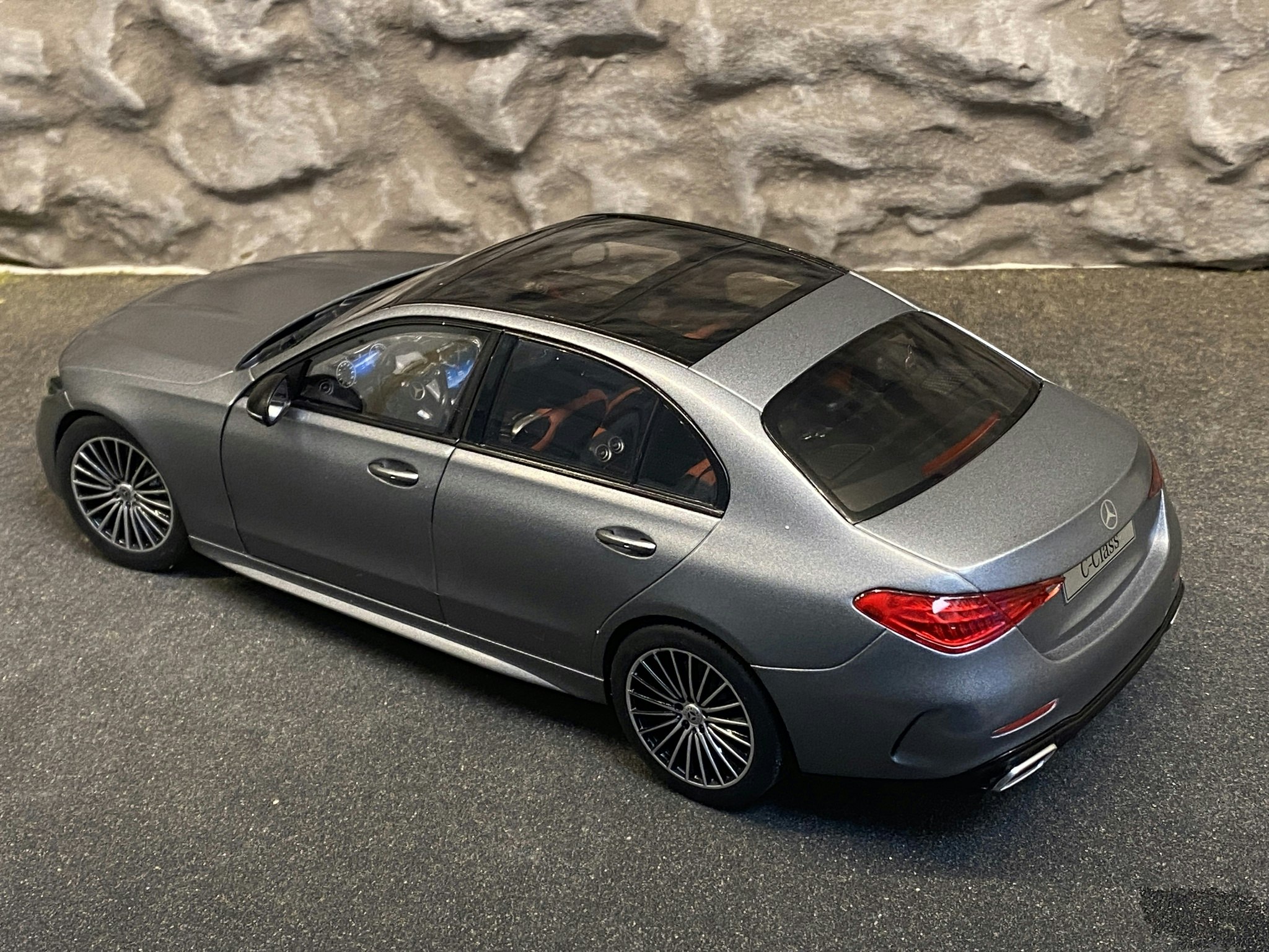 Skala 1/18 Mercedes-Benz C-klasse (W206) Metallic Matte grey fr NZG