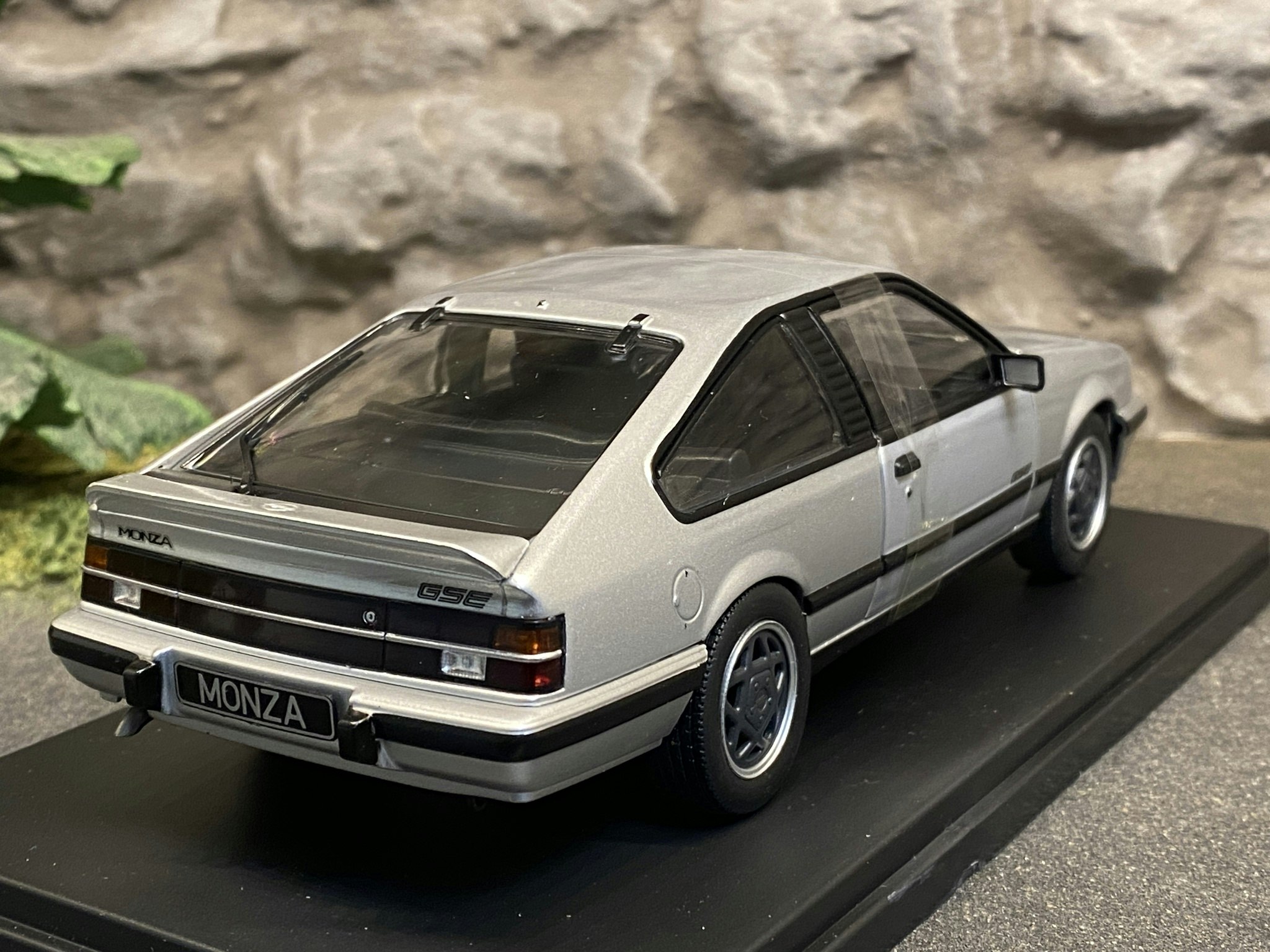 Skala 1/24 Opel Monza A2 GSE, Silver fr WhiteBox