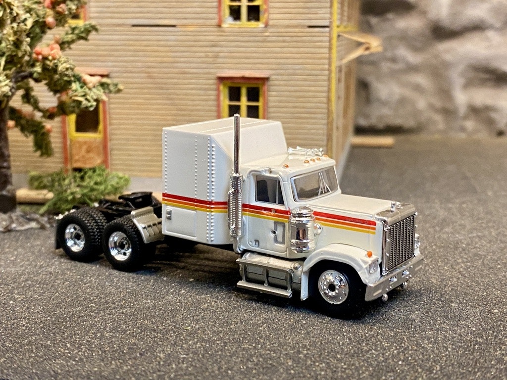 Skala 1/87 GMC General, Vit/White w stripes fr Brekina