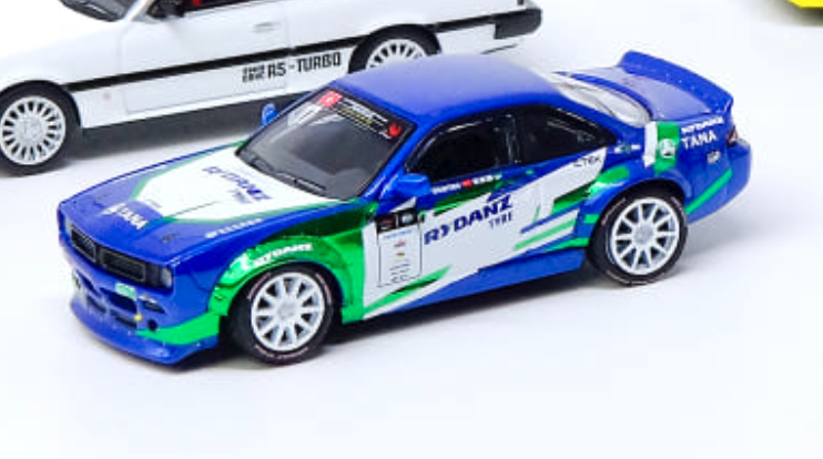 Skala 1/64 Nissan Silvia (S14) Rocket Bunny FIA International Drifting Club 19' fr Inno64