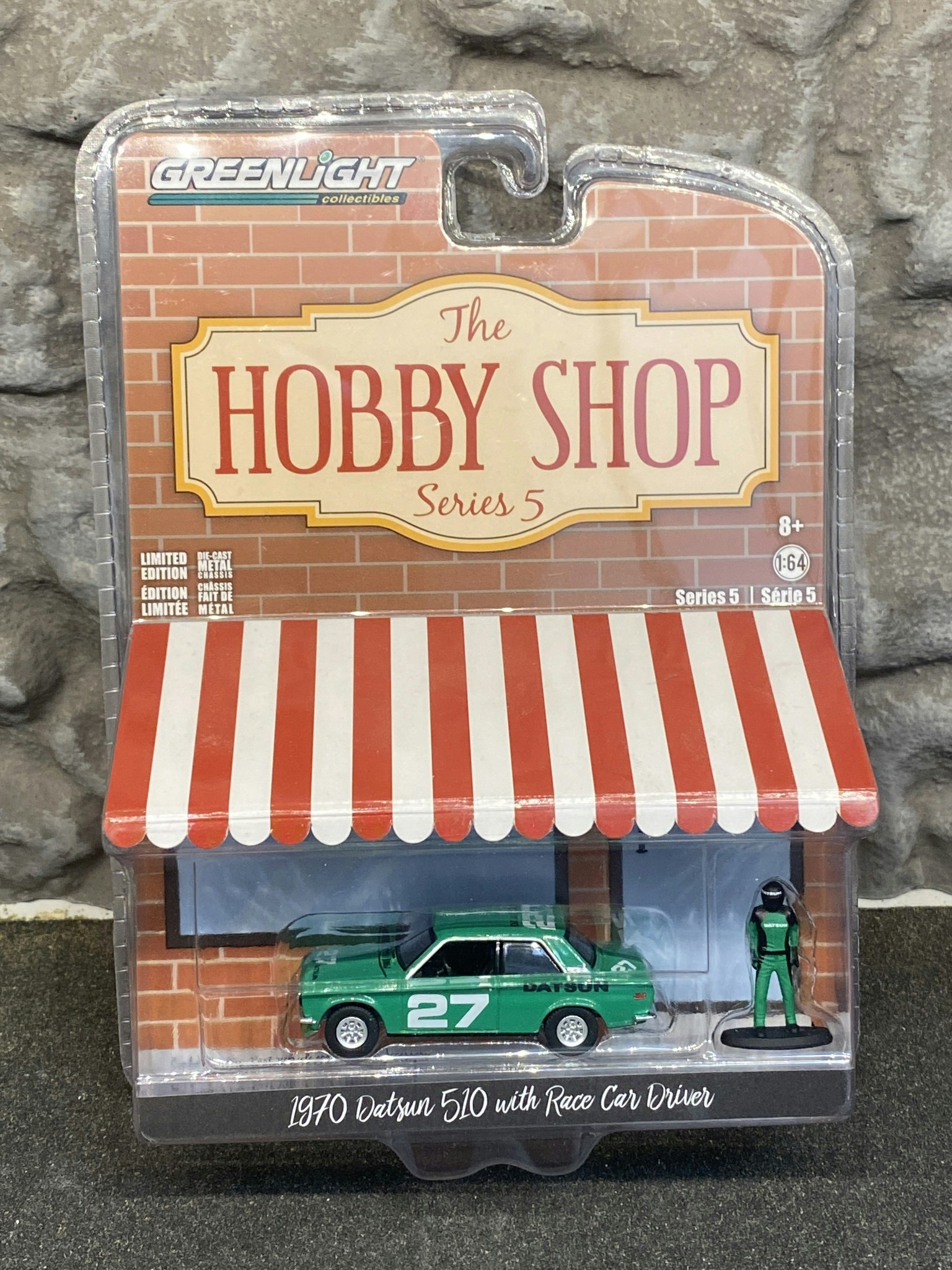 Skala 1/64 Datsun 510 sedan w Race driver "The hobby shop ser 5" fr Greenlight