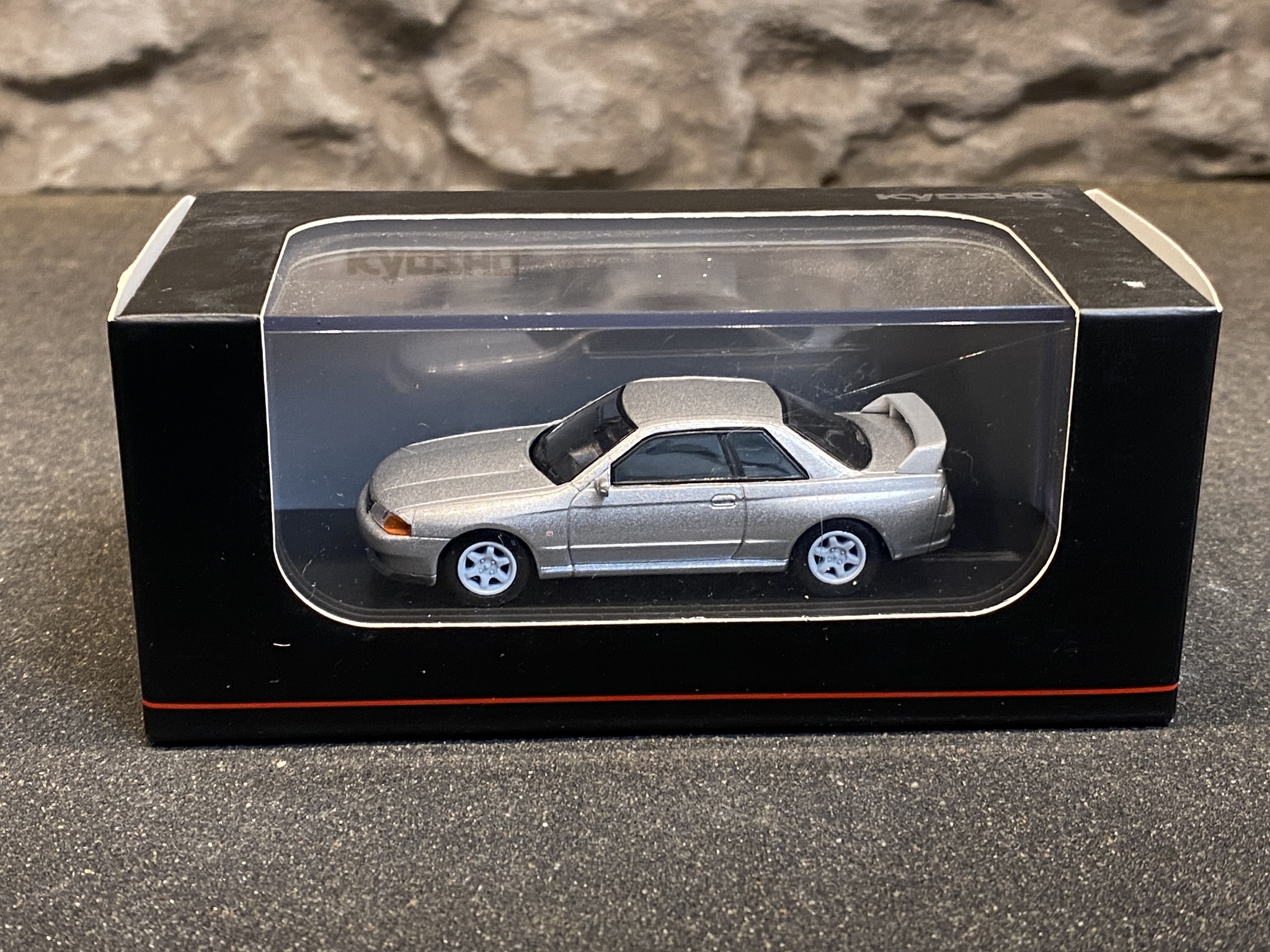 Skala 1/64 Nissan Skyline GT-R (BNR32) Silver metallic fr Kyosho