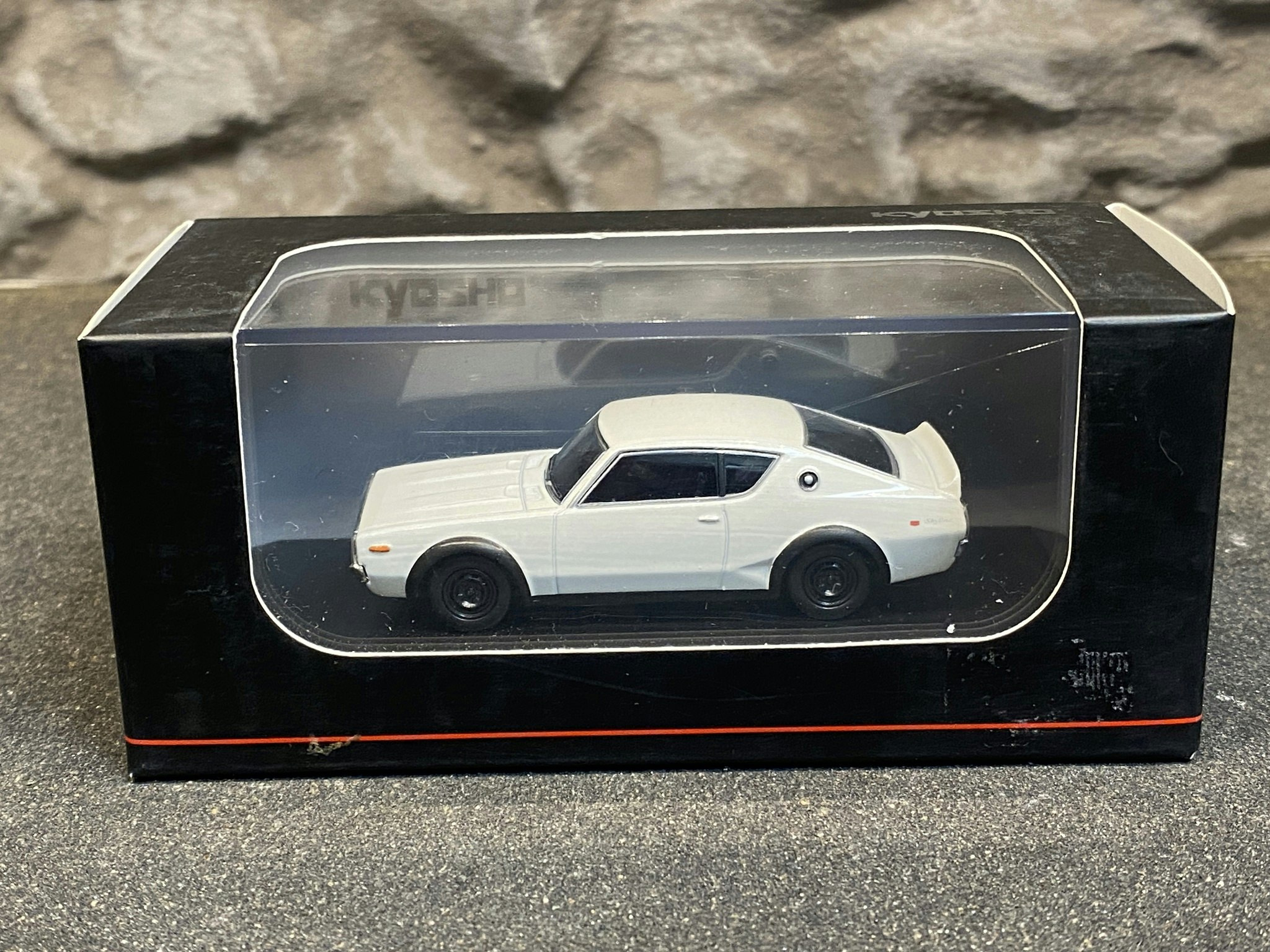 Skala 1/64 Nissan Skyline 2000 GT-R (KPGC110) white fr Kyosho