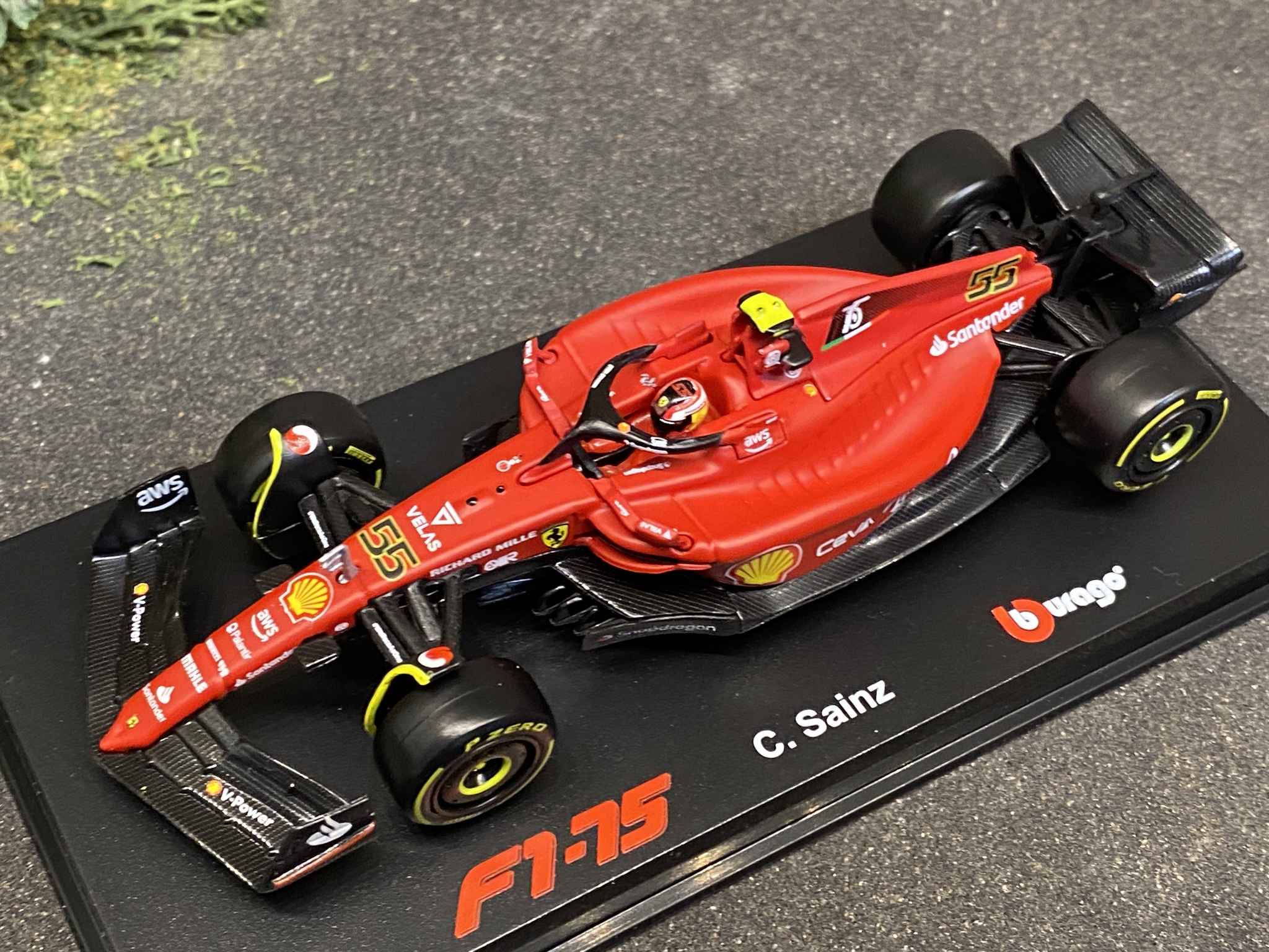 Skala 1/43 Scuderia Ferrari F1-75 #55 C.Sainz w figure inside fr Bburago 36831 #55