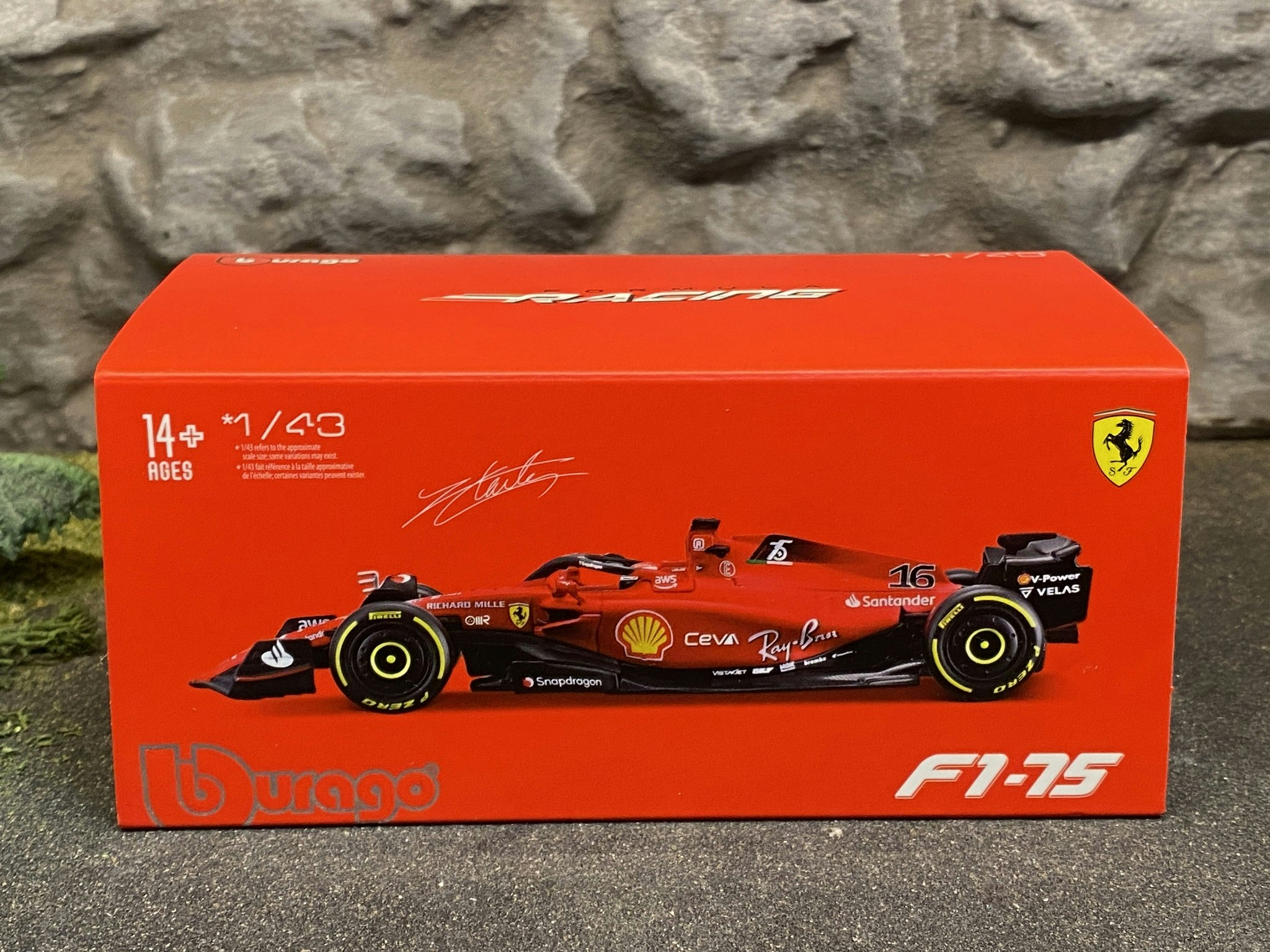 Skala 1/43 Scuderia Ferrari F1-75 #16 C.Leclerc w figure inside fr Bburago 36831 #16