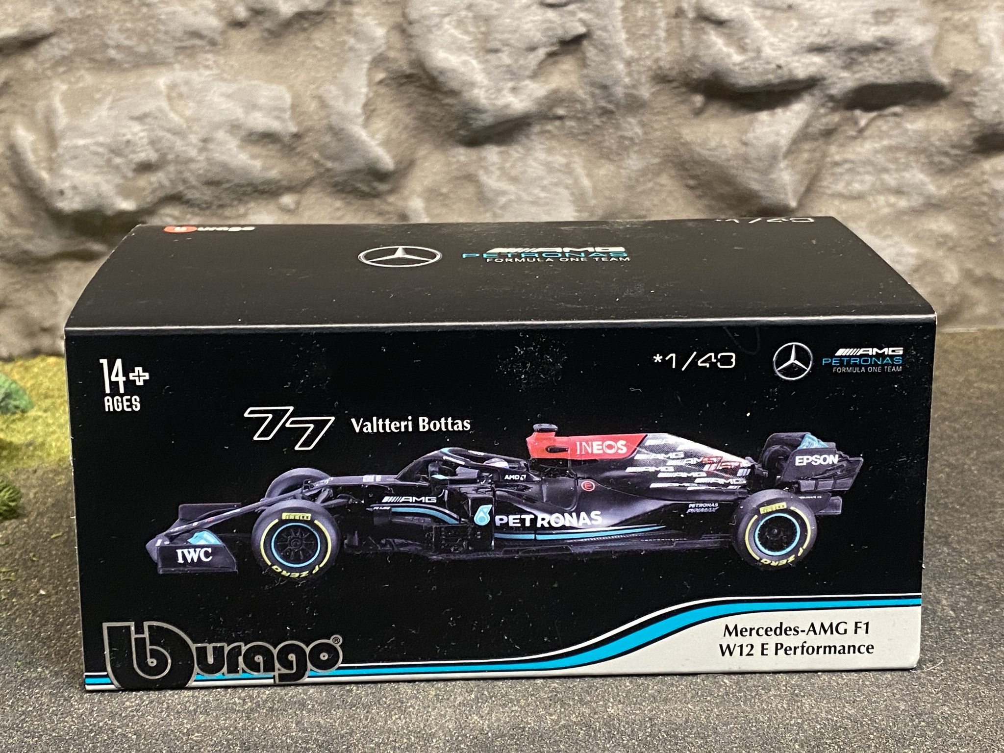 Skala 1/43 Mercedes AMG F1 W12 EQ Power+ #77 V.Bottas w figure fr Bburago
