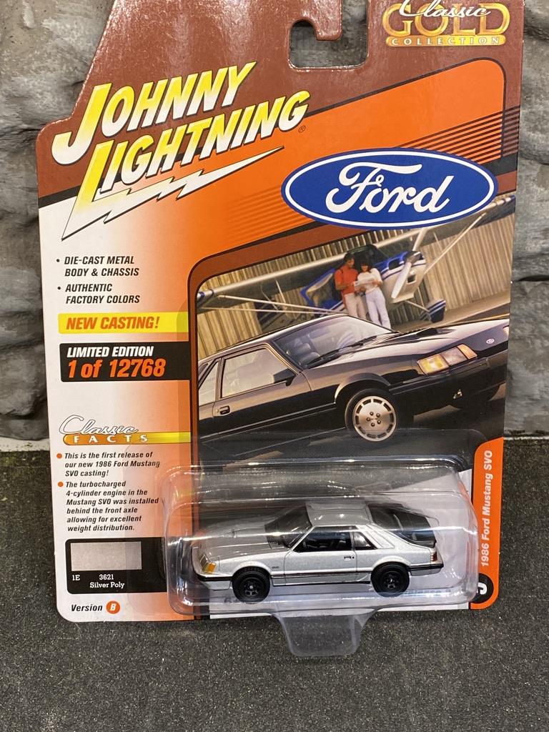 Skala 1/64 - 1986 Ford Mustang SVO Rel.2 från Johnny Lightning