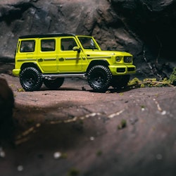 Skala 1/64 Mercedes-AMG G63, Yellow w black roof fr TARMAC works