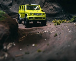 Skala 1/64 Mercedes-AMG G63, Yellow w black roof fr TARMAC works