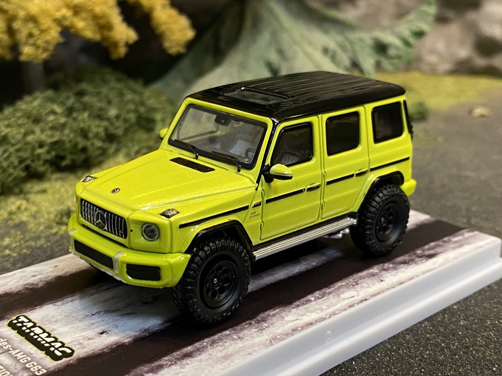 Skala 1/64 Mercedes-AMG G63, Yellow w black roof fr TARMAC works