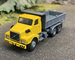 Skala 1/87 H0 - Volvo N 10 Gravel-truck/Grus-lastbil, Yellow/Grey Brekina