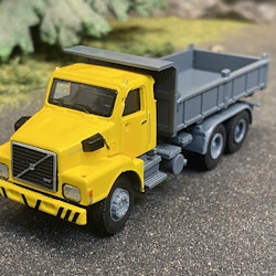 Skala 1/87 H0 - Volvo N 10 Gravel-truck/Grus-lastbil, Yellow/Grey Brekina