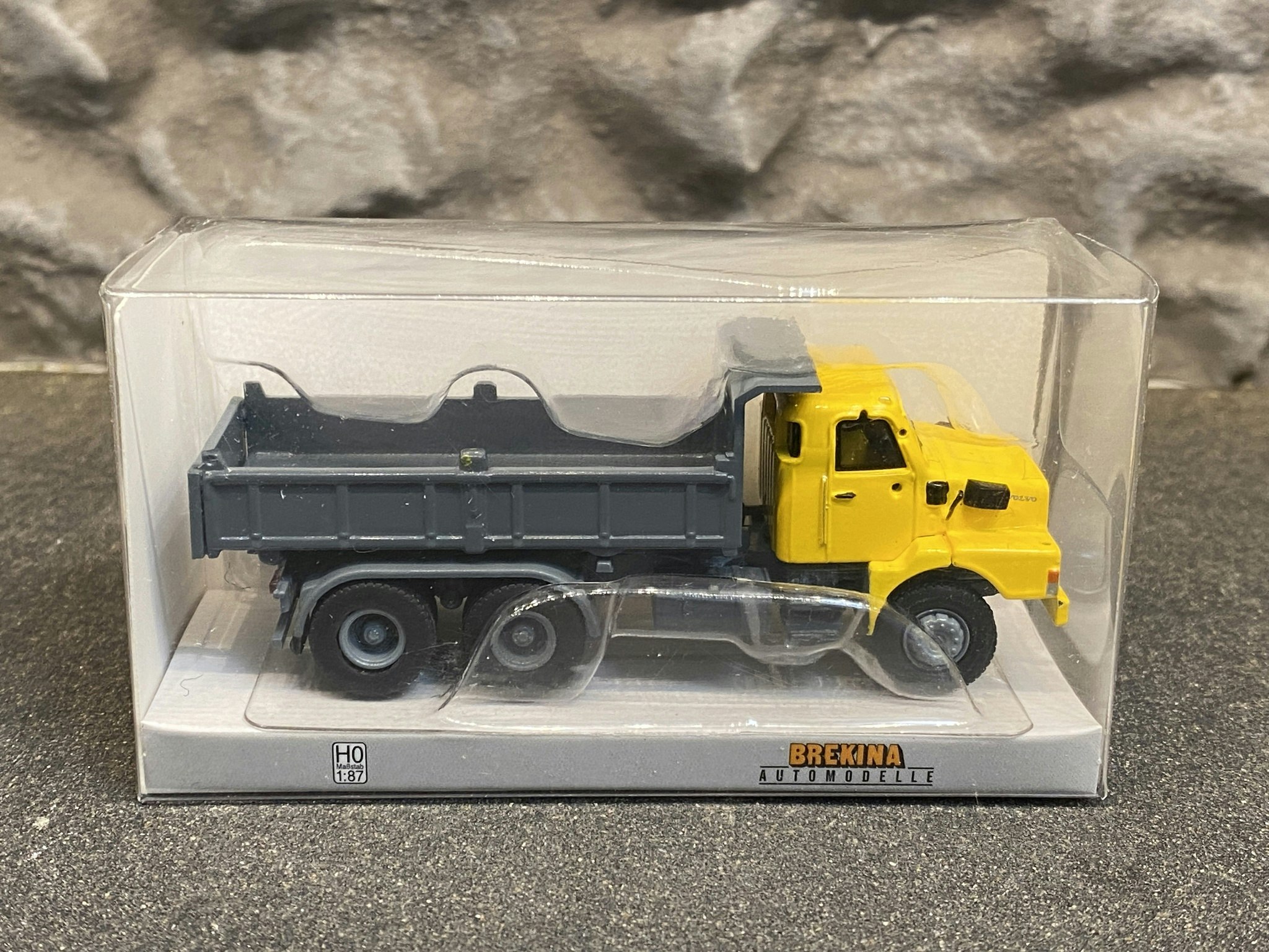 Skala 1/87 H0 - Volvo N 10 Gravel-truck/Grus-lastbil, Yellow/Grey Brekina