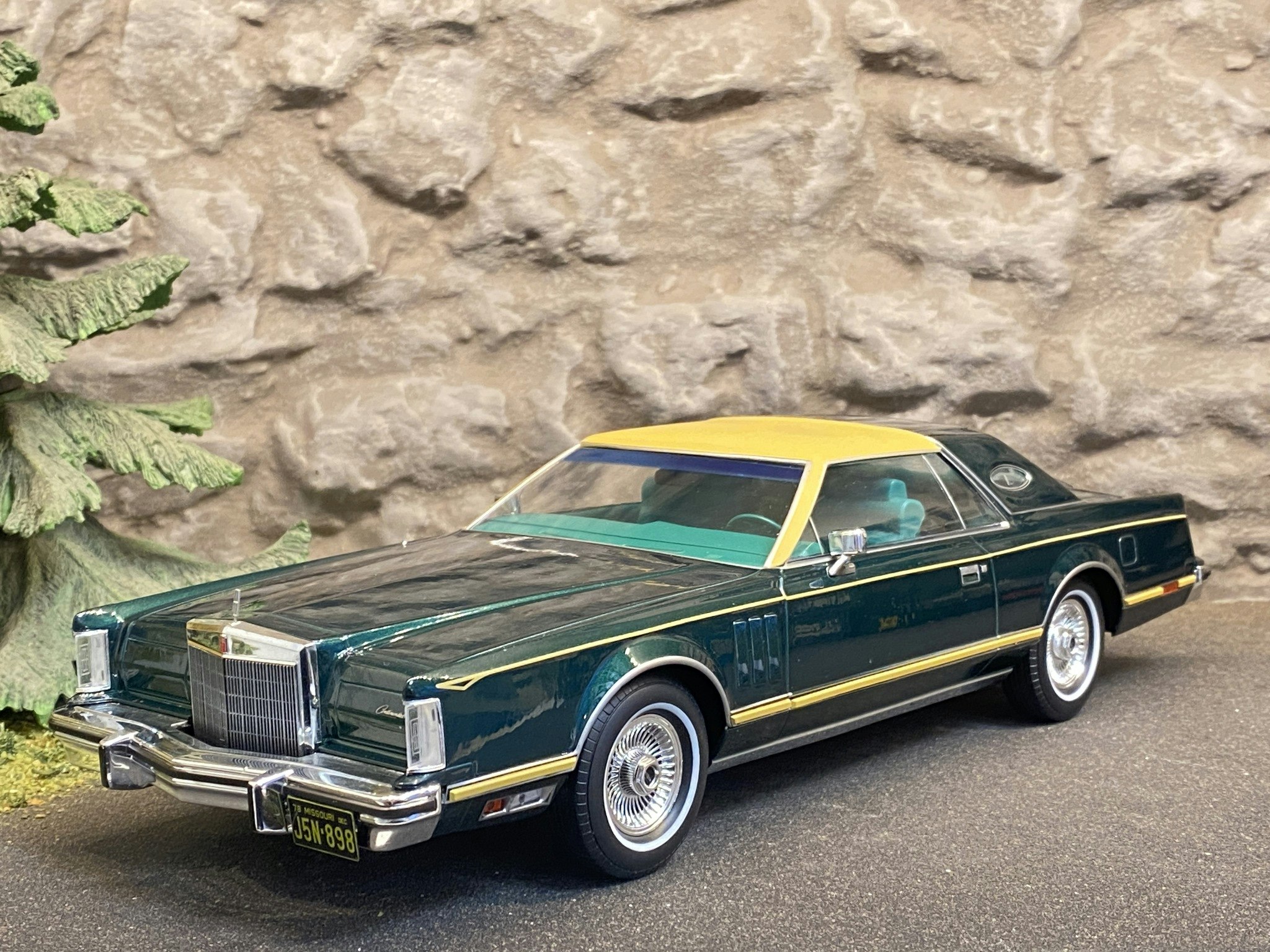 Skala 1/18 Lincoln Continental Mark V 77' Dark Green Met. fr MCG / Model Car Group