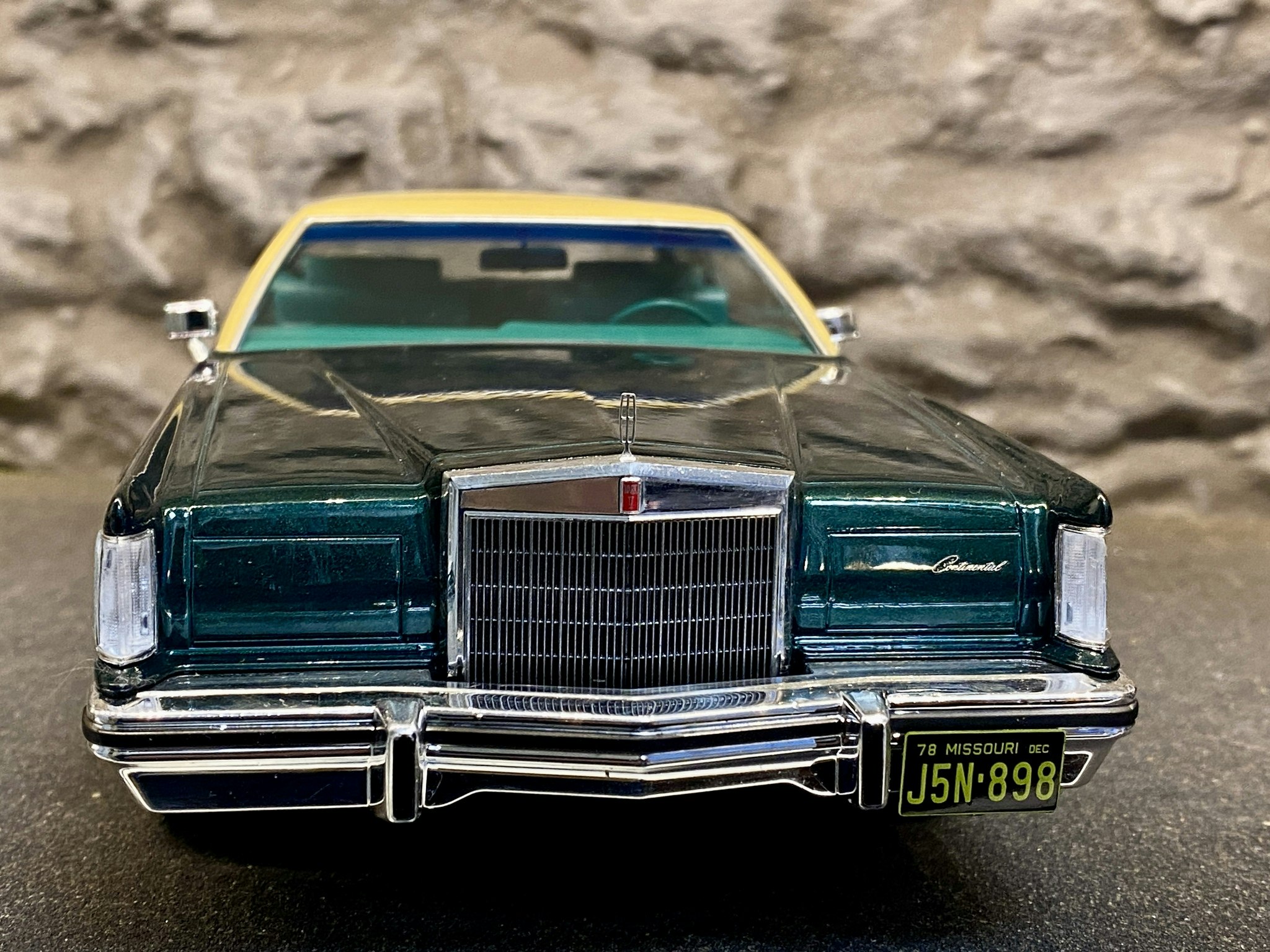 Skala 1/18 Lincoln Continental Mark V 77' Dark Green Met. fr MCG / Model Car Group