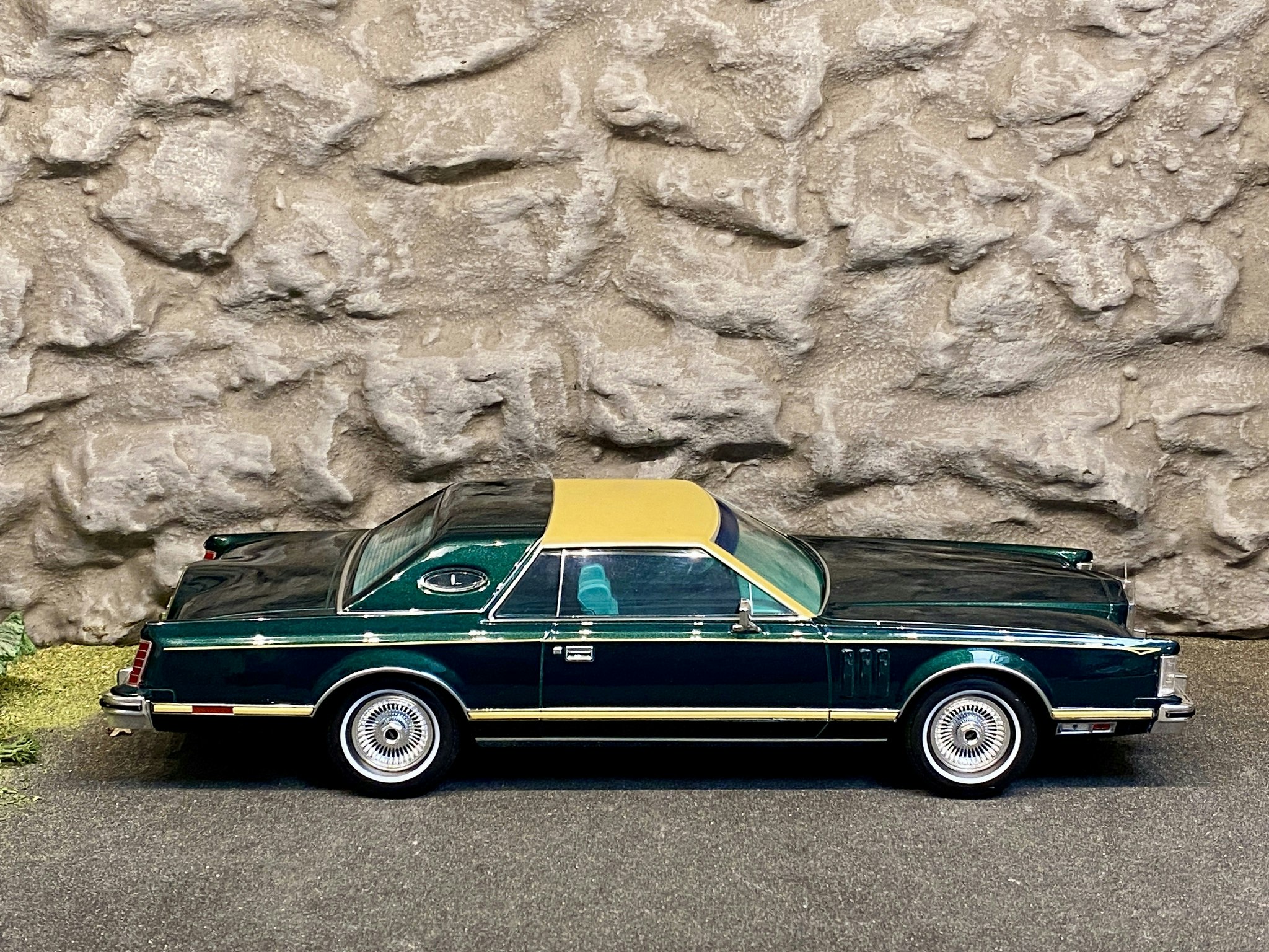 Skala 1/18 Lincoln Continental Mark V 77' Dark Green Met. fr MCG / Model Car Group