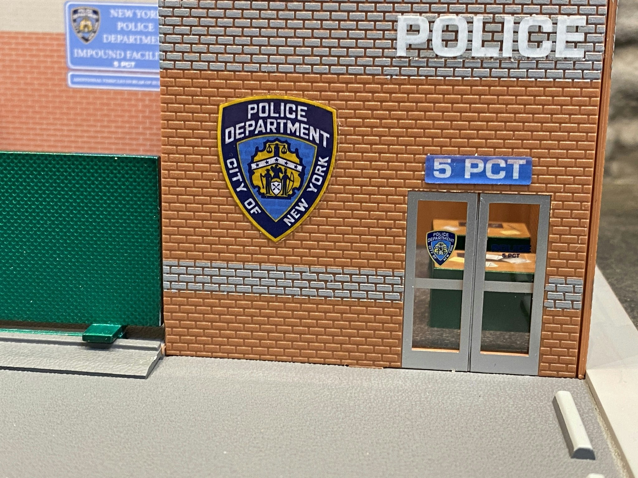 Skala 1/64: NYPD - Hot Pursuit - Central Command/Häkte/Polisstation fr Greenlight