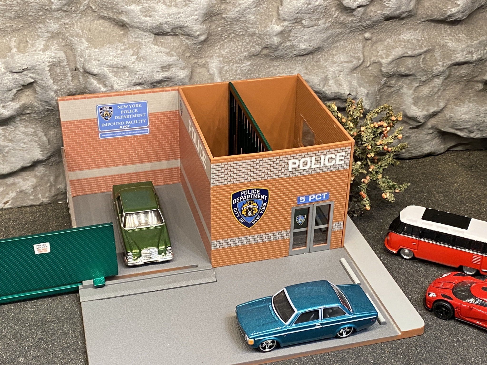 Skala 1/64: NYPD - Hot Pursuit - Central Command/Häkte/Polisstation fr Greenlight