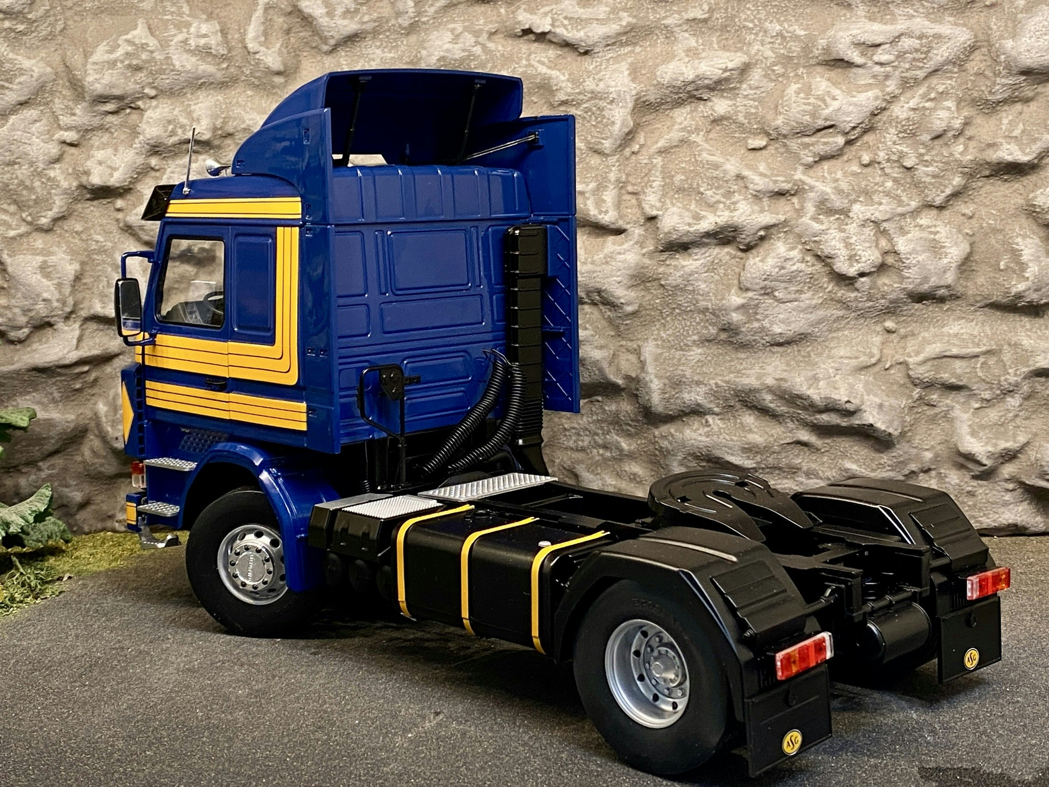 ミニカー　1/18 スカニア 143 トップライン 1987 ASG(ダークブルー×イエロー) [MCG18238] Skala 1/18 Scania 143 Topline , dark blue/yellow, ASG 1987