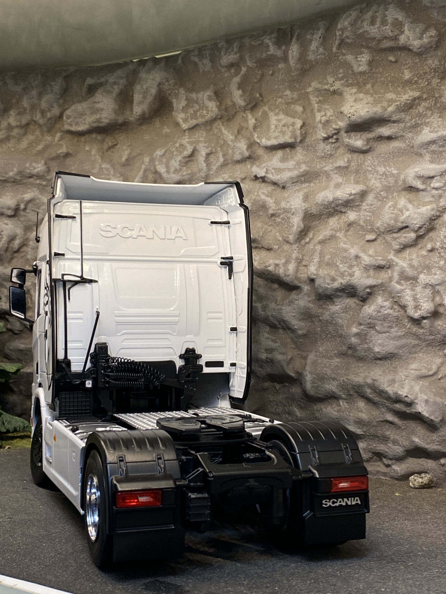 Skala 1/18 Lastbil/Truck Scania R500, White fr Premium ClassiXXs, Ixo Models