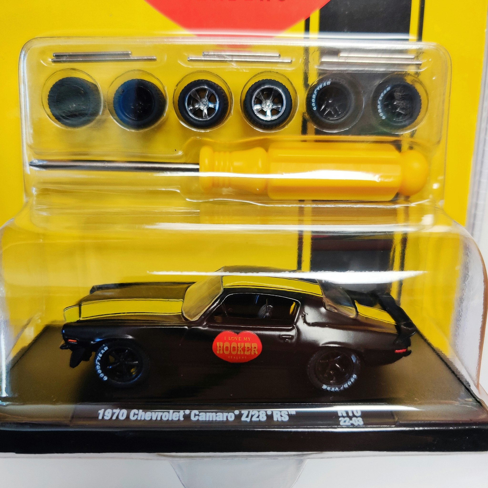 Skala 1/64 Chevrolet Camaro 70' "Hooker" m extra däck m fälg från M2 Machines