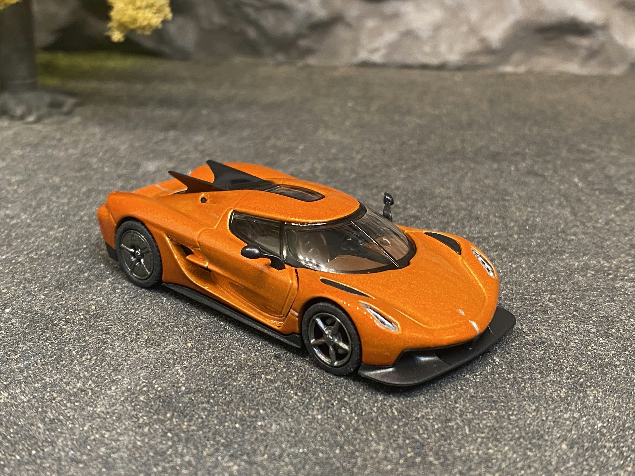 Skala 1/64 - Koenigsegg Jesko Absolut, Sweet Mandarin fr Poster Cars