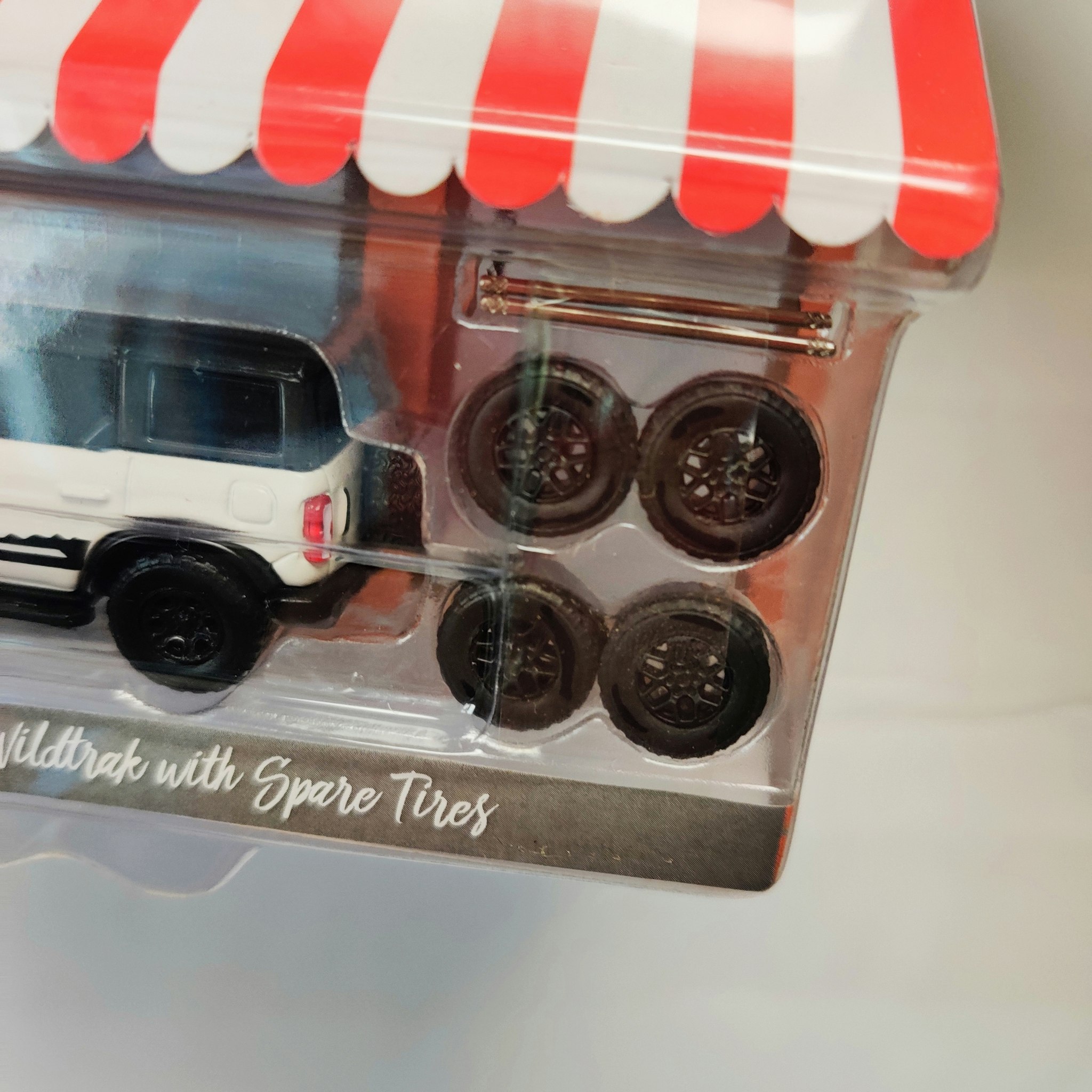 Skala 1/64 Ford Bronco 21' m ext 4x däck & fälg "The hobby shop" fr Greenlight