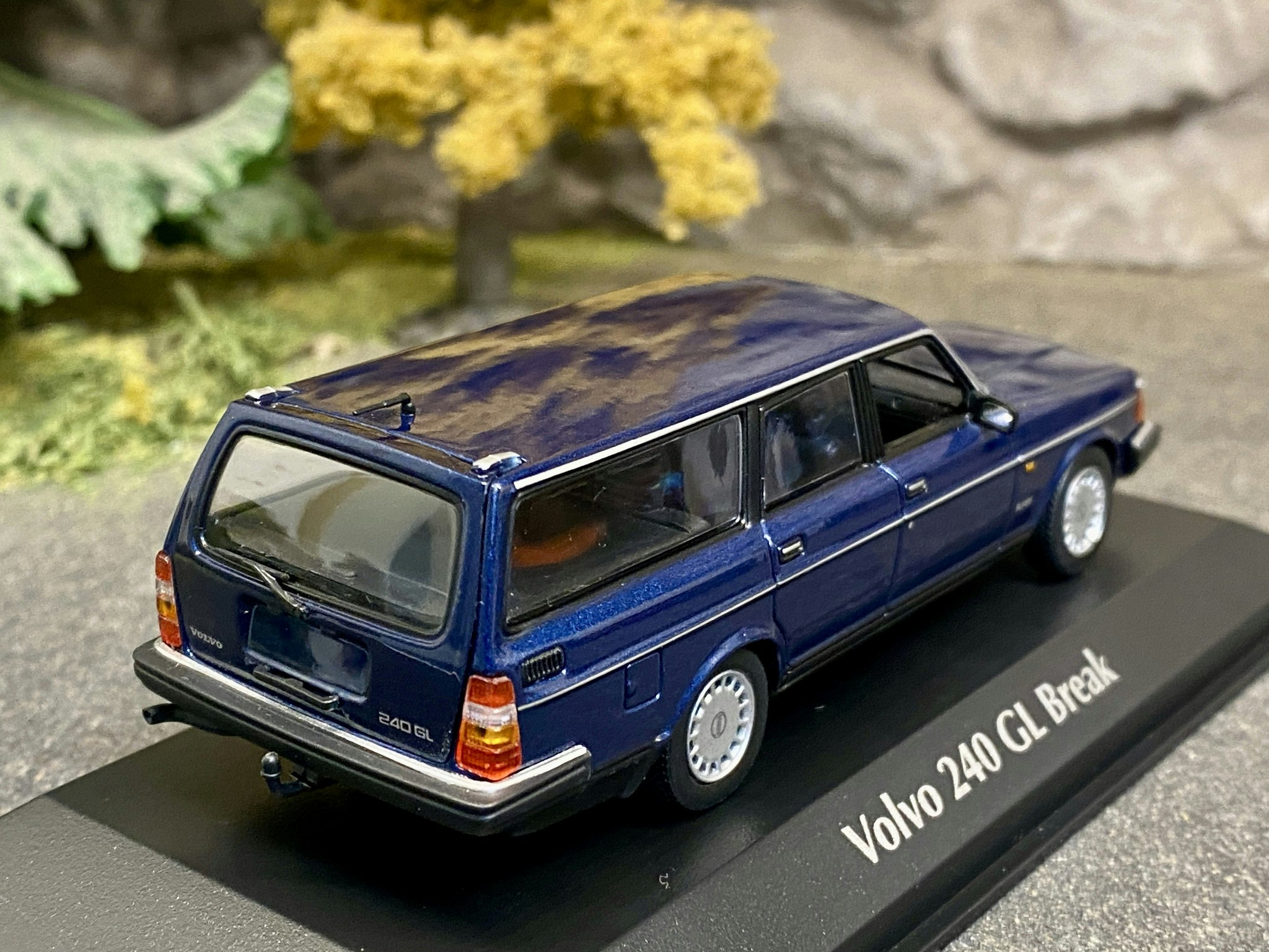 Skala 1/43 - 1986 Volvo 240 GL Break (245), dark blue fr Maxichamps